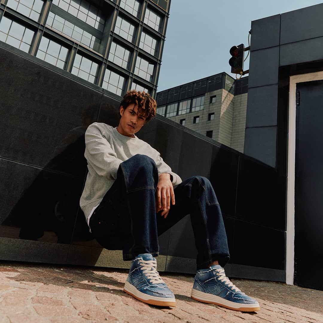 のインスタグラム：「Retro vibes #HOGAN #SS23 #H630 #sneakers⁣ More at HOGAN.COM · tap the link in bio」