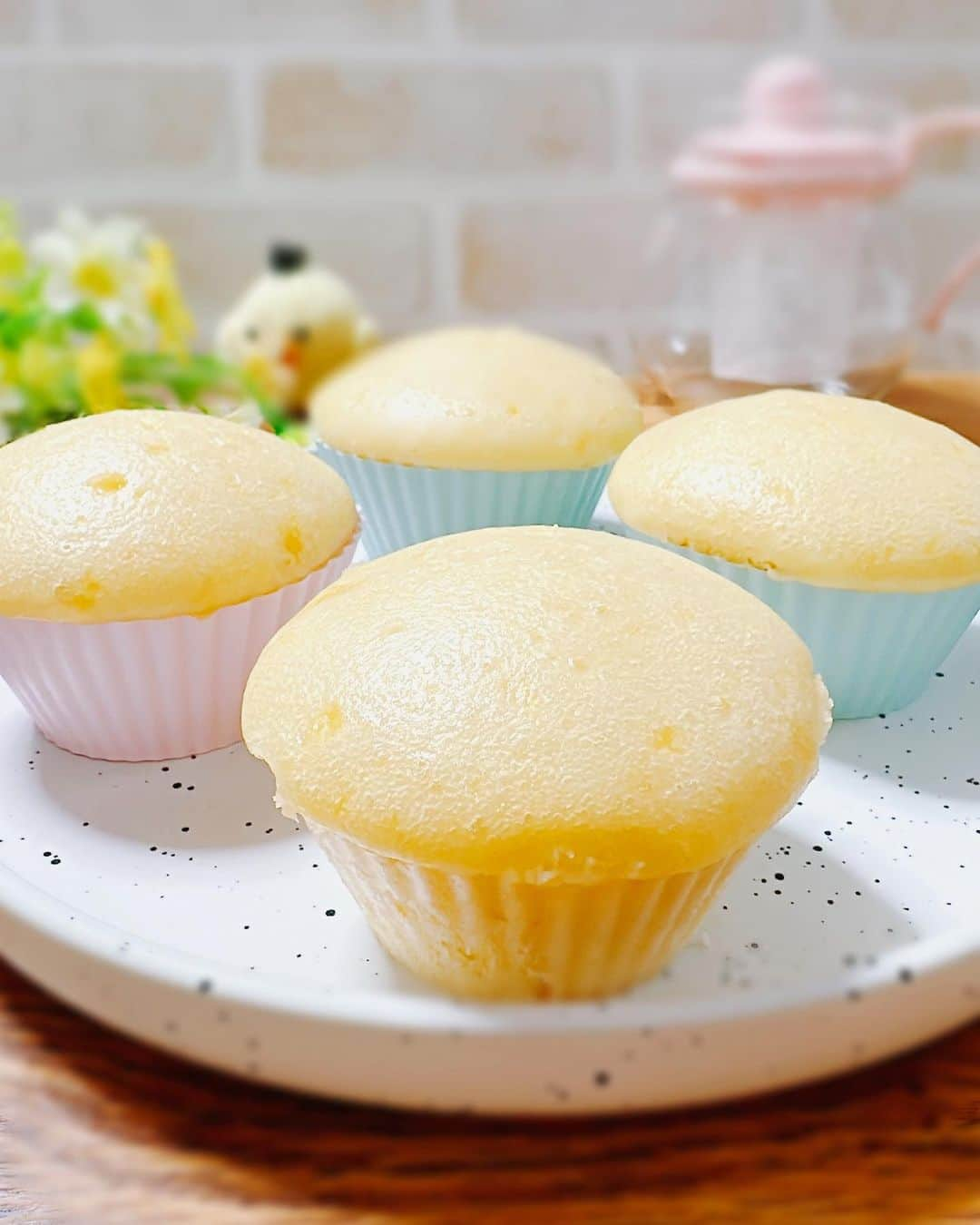 ひろまるのインスタグラム：「ホットケーキミックスで作るふわふわチーズ蒸しパン Fluffy cheese steamed bread made with pancake mix  卵1個とスライスチーズで作るので簡単。 オーブンがなくてもフライパンがあれば簡単にふわふわに出来るので初心者でも失敗無しです。 容器はDAISOのシリコンおかずカップなので作りやすいと思います。  Easy to make with 1 egg and sliced cheese. And since it's a pancake mix, it's a delicious cheese steamed bread that can be easily fluffy with a frying pan or steamer without an oven.  【ingredients】6 Daiso No.8 side dish cups 120ml　Milk 3 sliced cheddar cheese 1　egg 30g sugar 1 tbsp　corn oil 150g Pancake mix  【材料】ダイソー8号おかずカップ6個分 牛乳　120ml スライスチェダーチーズ 3枚 卵　1個 さとう　30g サラダ油 大さじ1 ホットケーキミックス150g  【作り方】 ①ボウルに牛乳とスライスチーズを入れて、電子レンジで約2分温めて良く混ぜて溶かします。  ②そこへさとう、サラダ油、卵、ホットケーキミックスをよく混ぜながら加えます。  ③シリコンの8号カップに生地を流しこみます。 (ダイソー8号おかずカップ6個分)  ④フライパンに熱湯を約1cm入れて③を入れてフタをして弱火にかけて15-20分蒸します。  ⑤竹串を刺して生の生地がついてこなければ火が通っています。  #ホットケーキミックス #パンケーキケーキレシピ #蒸しパン作り方 #ホットケーキレシピ #簡単スイーツ #ケーキ #pancake Recipe #pancake #おやつ #hiromarucooktv」