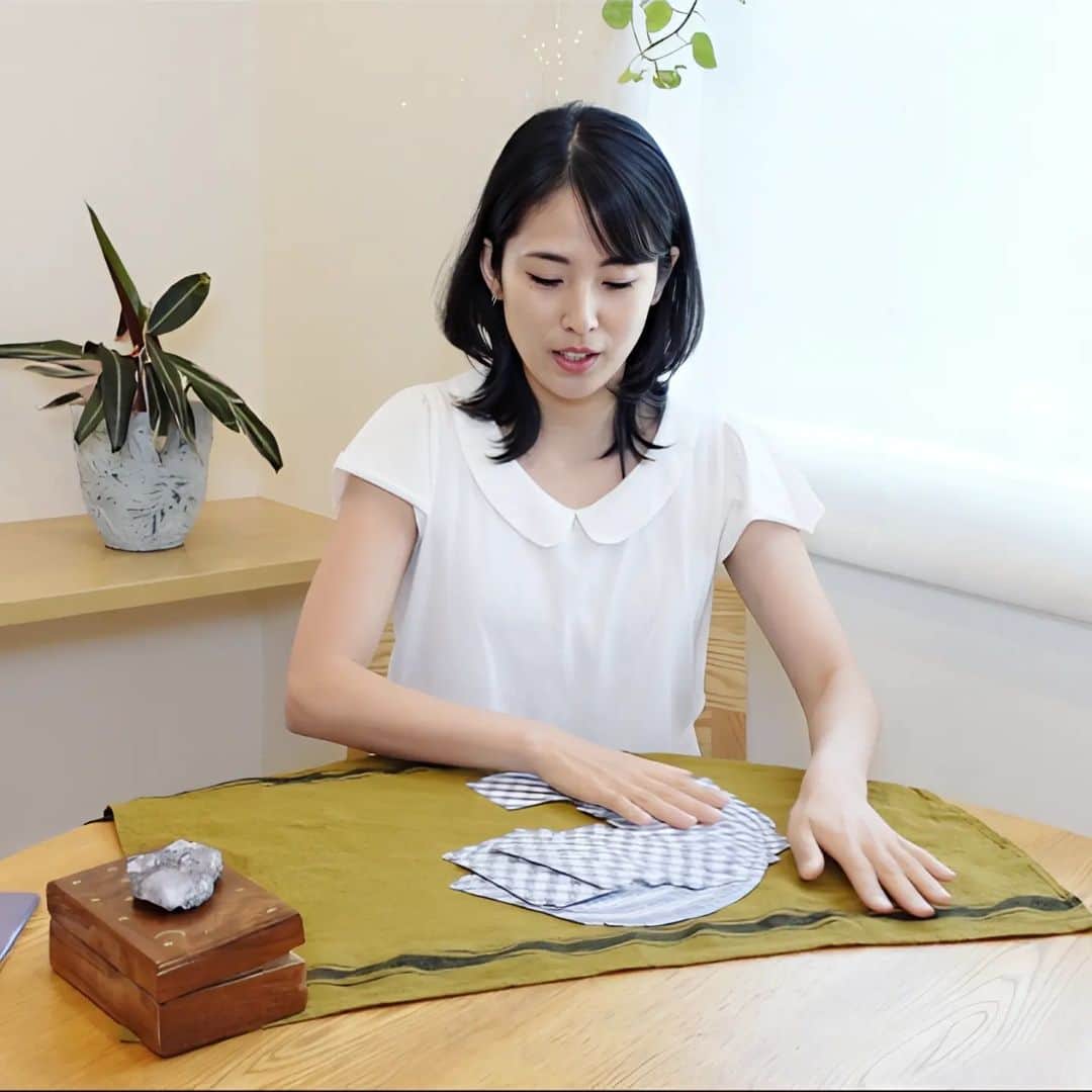 本仮屋リイナのインスタグラム：「最近またタロット熱が上がっていて、勉強してます🔮⁡ ⁡⁡ ⁡ひっっっさしぶりにお仕事で占う機会もいただき、幸🥺⁡ ⁡⁡ 放送日、またお知らせします📢⁡⁡ ⁡⁡ ⁡#口とんがリイナ ⁡#タロット #占い⁡⁡ ⁡#スピリチュアル」
