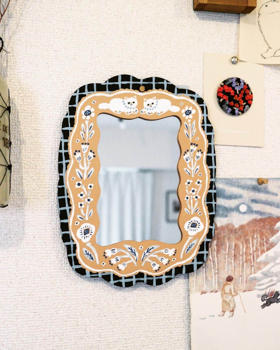 のインスタグラム：「new!ミラー🪞💐  ありがたいことに、 ミラーはいつも初日に完売するので 次回の展示でもいくつか用意いたします🔥  うねうね型やサークル型、大小いろいろ揃えられたらいいな。  #イラスト #イラストレーター #絵 #絵本 #ミラー #mirrors #インテリア #ハンドメイドミラー #ねこイラスト #トールペイント #illustration #illust #art #paint #picturebook #ハンドメイド #アクリル #おえかき #🪞 #壁掛け #フレーム #鏡 #ねこ」