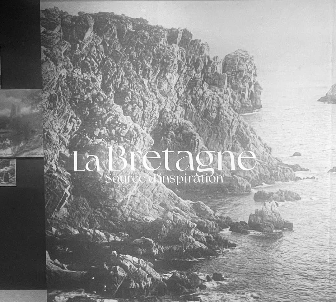 上村彩子さんのインスタグラム写真 - (上村彩子Instagram)「. . フランスの北西端のブルターニュ🇫🇷 景観や独自の風習に魅了された 画家たちの中にはモネやゴーガンもいて、 多くの作品が展示されています。  写真はNGでしたが、 ブルターニュの自然を日本の浮世絵風に残した リヴィエールの作品が好きでした☺️ 実際にぜひ観てみてください！  ————————————- 憧憬の地 ブルターニュ @国立西洋美術館  #国立西洋美術館 #ブルターニュ展 #憧憬の地ブルターニュ #美術館」5月29日 20時11分 - saekokamimura