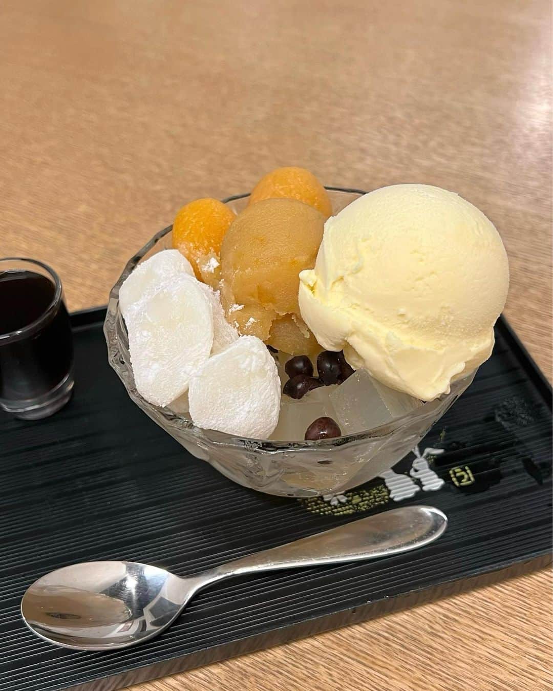 はれこのインスタグラム：「久しぶりの(#はれことあんみつ)です🍵  マツコの知らない世界(あんみつ回)で紹介されていた『讃岐屋』さんへ行ってきました！  喫茶は12時〜ですが、 11時30分頃に到着して、 席に案内されたのは13時30分🤣 (着いたら店内の紙に名前を記入します)  店内には4人掛けのテーブルが3つ。 相席は行っていないみたいで、1人でも4人掛けテーブルに座ります。 なのでめちゃくちゃ待ちます🤣 時間と心にたっぷり余裕があるときが良さそうです🍵🥹  久しぶりのあんみつだったので、 ここまで来たらもう食べよう！と漫画を読みながらまったり待ちました🍵🥹  -  食べたのは紹介されていたクリーム杏餡あんみつ🍊 名前を記入したのは10番目くらいだったと思うのですが、もう白玉は完売😭 (持ち帰りの杏餡あんみつも早々に完売😭) 求肥はまだあるとのことで、求肥をプラスして乗せてもらうことに。 今まで食べた求肥の中で圧倒的に美味しかったです！  【あんみつメモ】 ✔︎寒天は歯応えがあり、やや大きめ。 水っぽさが無くて、蜜をかける前に寒天だけ食べても美味しい。 ✔︎蜜はややねっとりした黒蜜。 ✔︎杏餡はほのかに酸味があり、餡だけをつい食べてしまう美味しさ。 ✔︎杏も大ぶりで食べ応えあり。 ✔︎求肥は本当に美味しかった。 今まで食べた求肥の中で一番かもしれない。 ねちょっとした感じが全く無くて、モチモチ。モッチモチ。 ✔︎このボリュームと美味しさで1000円切るなんて頭が上がりません。  -  #寒天工房讃岐屋  #讃岐屋  #あんみつ #クリームあんみつ  #白玉クリームあんみつ  #甘味処  #東京甘味処  #高田馬場グルメ  #高田馬場カフェ #はれことおやつ」