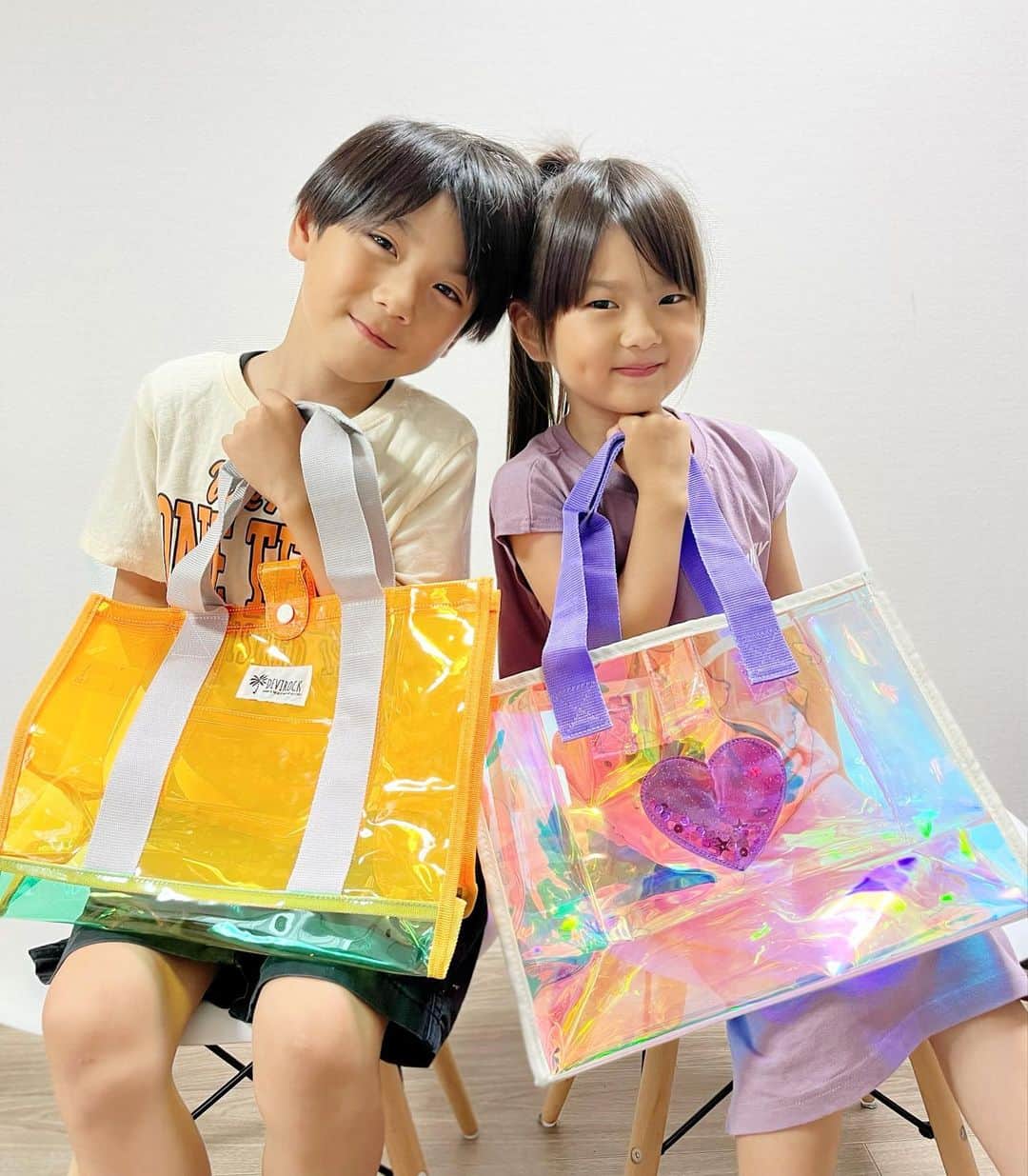 菊地あやかのインスタグラム：「.  夏も近づきプール授業も始まるので 𝗻𝗲𝘄プールバッグꕀ 𖠳 ᐝ ☑︎ @devirock__official  娘のキラキラバッグがほんっとに可愛い！！！ 絶対これがいい！って本人も言ってたから嬉しい🥰 オーロラ生地とスパンコールがたまらん。 動くたびキラキラ光って目立つ🤍ˎˊ˗ 兄も絶対このオレンジ！と決めたバッグ🍊 カラーも豊富で10色ぐらいあった.’ .’ 飽きないで長く使えそう🫶🏻大満足🫶🏻 持って行くの楽しみだね ◡̈⋆   devirock初めての方限定⸝⋆ ☑︎クーポン【6001】を入力後購入で 15 % OFF .’ .’ ☑︎ 2023年8月31日まで☺︎ 1人1回まで使えるので是非🥰  #devirock#デビロック#デビロックコーデ #もっと親子になろう#子供服#水着#プール #プールバッグ#スイムウェア#通学グッズ #3兄弟#女の子ママ#男の子ママ#年子ママ」
