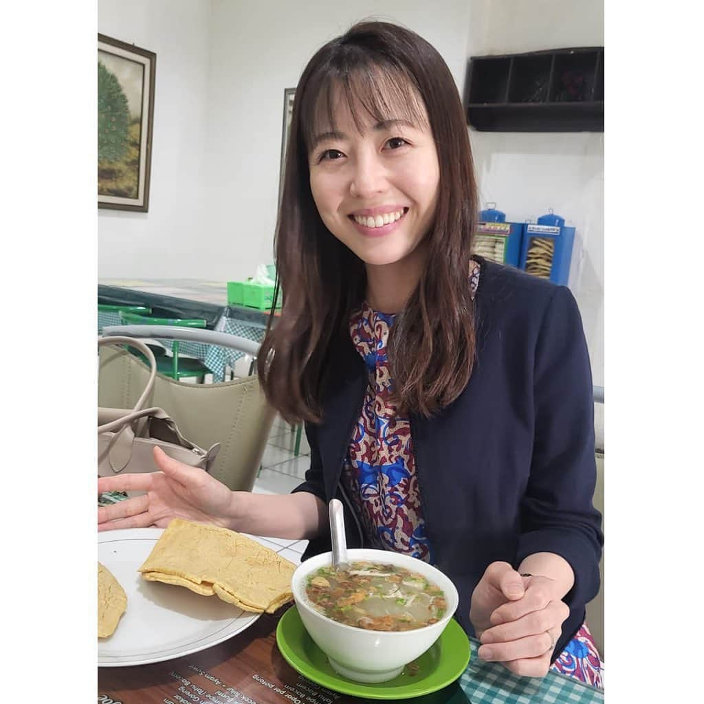 坂本奈津美さんのインスタグラム写真 - (坂本奈津美Instagram)「🇮🇩🍽😋 食べてみたかったインドネシア料理のひとつ、ルンピアスマランを食べに行きました😊🙌  中部ジャワSemarang地方の郷土料理で、中国とジャワの文化の融合を象徴する食べ物でもあるそうです💡  注文してみて驚いたのは、春巻のサイズが、日本でよく見る春巻よりたいぶ大きめなこと😲 中身ぎっしりで食べ応え抜群。  完食できなかったのが心残りだけど、甘じょっぱい味付けのタケノコがたっぷり入っていて、とっても美味しかった🥰  ——————————————————————————-  Saya makan Lumpia Semarang dengan Ibu Anita💓  Setelah membaca deskripsi tentang lumpia ketika jam pelajaran, saya ingin mencobanya.😍  Ibu telah mencari restoran yang bisa makan itu untuk saya🙏 Terima kasih☺️  Lumpia semarang memiliki banyak rebung dan sangat enak. Kemudian ukurannya besar, kira-kira dua kali ukuran lumpia Jepang.😲 Saya mau mendapat ukuran lambung yang besar.🥺🥺🥺  Saya senang banget karena bisa makan Lumpia Semarang😘😘😘  #lumpia #lumpiasemarang #makananindonesia #masakanindonesia #citarasaindonesia #ルンピアスマラン #春巻 #インドネシア料理 #jakarta #indonesia #🇮🇩」5月29日 20時06分 - sakamoto_natsumi