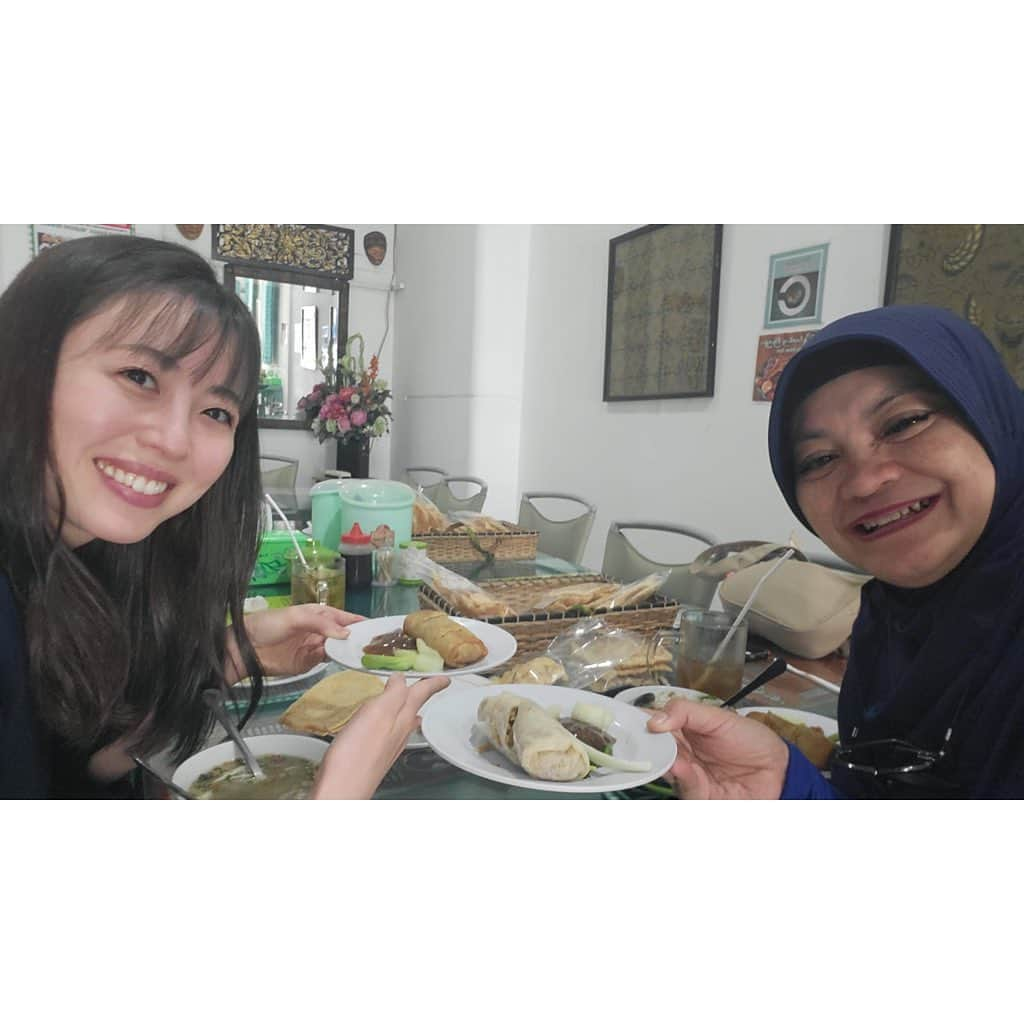 坂本奈津美さんのインスタグラム写真 - (坂本奈津美Instagram)「🇮🇩🍽😋 食べてみたかったインドネシア料理のひとつ、ルンピアスマランを食べに行きました😊🙌  中部ジャワSemarang地方の郷土料理で、中国とジャワの文化の融合を象徴する食べ物でもあるそうです💡  注文してみて驚いたのは、春巻のサイズが、日本でよく見る春巻よりたいぶ大きめなこと😲 中身ぎっしりで食べ応え抜群。  完食できなかったのが心残りだけど、甘じょっぱい味付けのタケノコがたっぷり入っていて、とっても美味しかった🥰  ——————————————————————————-  Saya makan Lumpia Semarang dengan Ibu Anita💓  Setelah membaca deskripsi tentang lumpia ketika jam pelajaran, saya ingin mencobanya.😍  Ibu telah mencari restoran yang bisa makan itu untuk saya🙏 Terima kasih☺️  Lumpia semarang memiliki banyak rebung dan sangat enak. Kemudian ukurannya besar, kira-kira dua kali ukuran lumpia Jepang.😲 Saya mau mendapat ukuran lambung yang besar.🥺🥺🥺  Saya senang banget karena bisa makan Lumpia Semarang😘😘😘  #lumpia #lumpiasemarang #makananindonesia #masakanindonesia #citarasaindonesia #ルンピアスマラン #春巻 #インドネシア料理 #jakarta #indonesia #🇮🇩」5月29日 20時06分 - sakamoto_natsumi