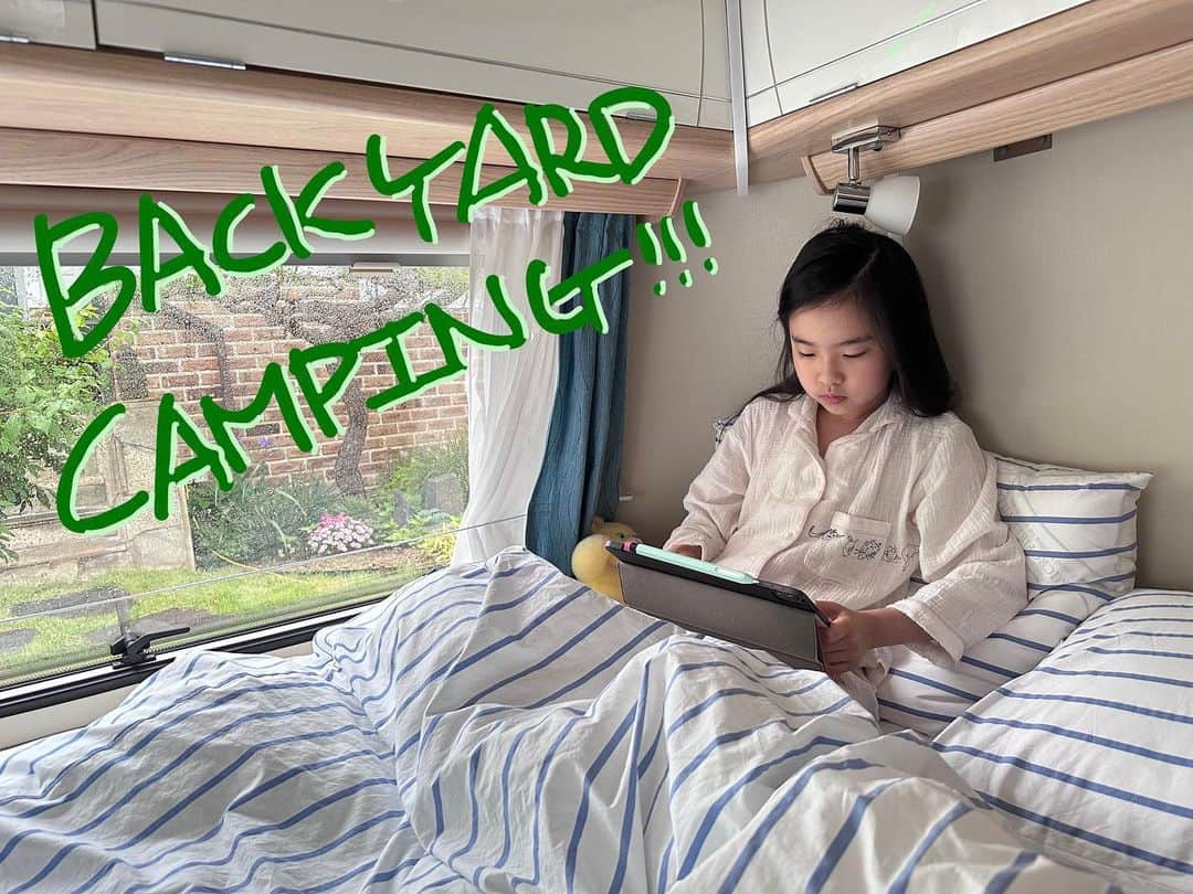 キム・ジウのインスタグラム：「. . Backyard Camping!!!! 업로드 완료!!!!! . .」