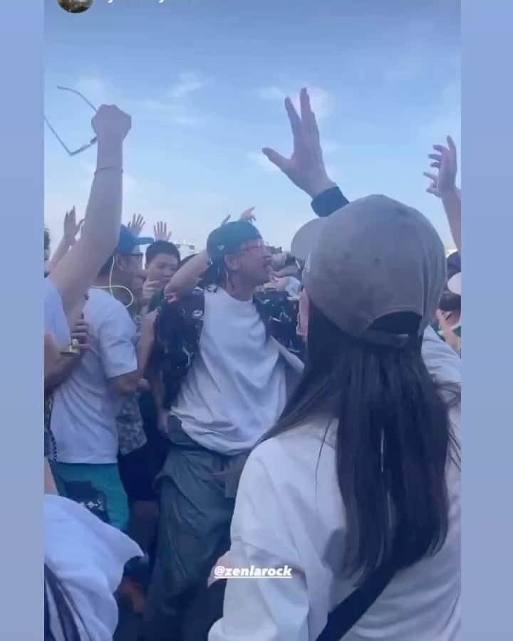 ZEN-LA-ROCKのインスタグラム：「土曜の横浜 @greenroomfestival は皆様が"神"過ぎて『AOI昼』させてもらいました🗣️感&謝🙏🏽 コチラは @groovemanspot 先生のREMIXです。　　 y/e/p . . . #greenroomfestival #fncy #zenlarock」