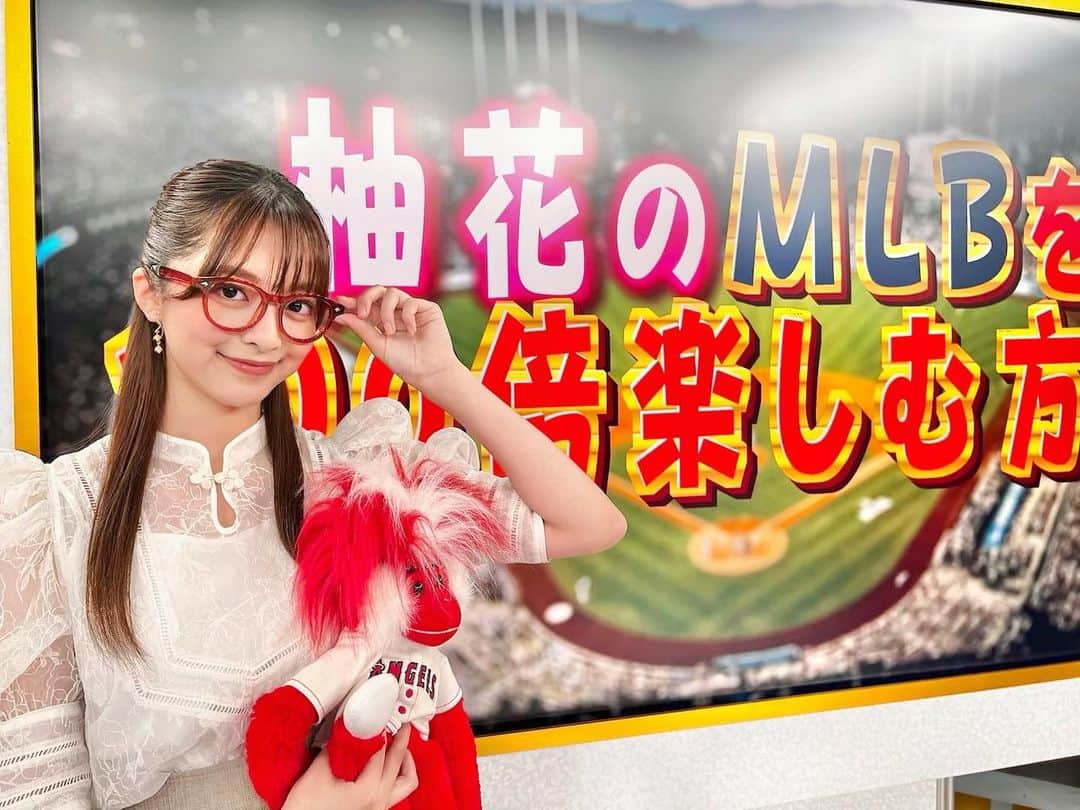 菊池柚花のインスタグラム：「. . . 土日の「ワースポ×MLB」みなさん見ていただけましたか？  昨日は “柚花のMLBを100倍楽しむ方法！” 第二弾をお届けしました👩🏻‍🏫🪄  今回のテーマは、スタジアムのアトラクション。 各球場ごとに、着ぐるみレースや、スクリーンでの演出など、毎試合様々な工夫が施されています🎢  最近私が気になっているのは、 ナショナルズの本拠地で行われる「プレジデント・レース」🇺🇸✨ 名だたるアメリカの大統領たち（の着ぐるみ）が、全力疾走🏃💨 なかなかシュールでユニークな光景です😂 試合以外でもファンを楽しませてくれるMLBは、遊び心満載で最高ですよね🫧  そして今回のクイズ、井口さんは不正解続きということで、、、 追試ですっ（冗談です笑）  皆さんは何問正解できましたか🧐？ これからも一緒にMLBを楽しんでいきましょう👩🏻‍🏫🤍」