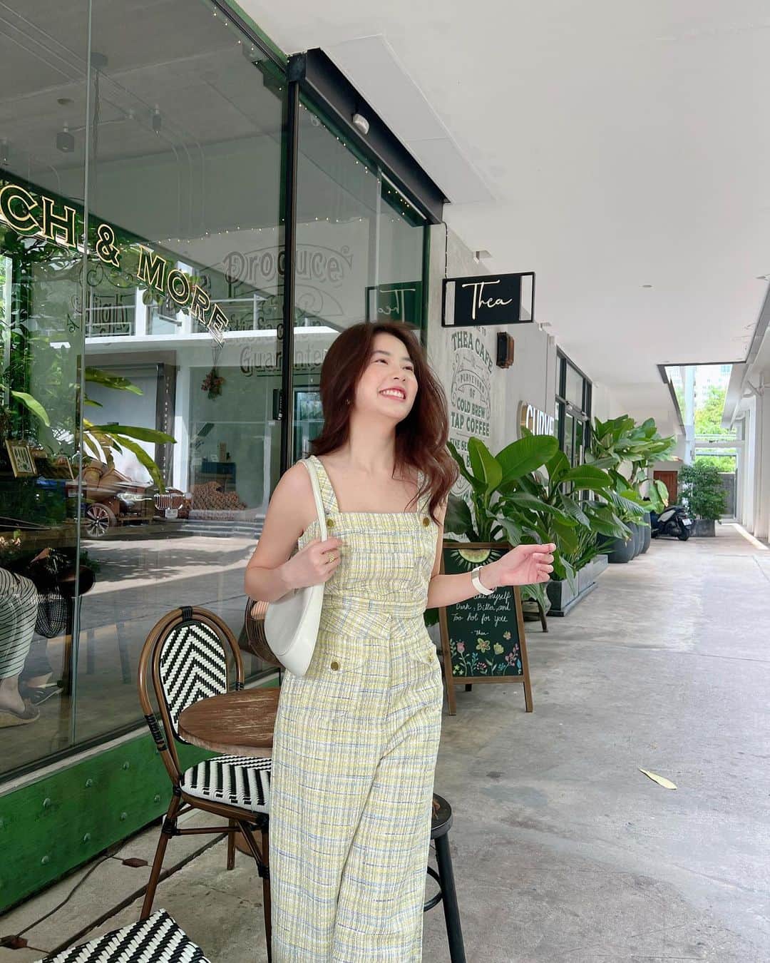 フォン＝サナンタチャット タナパットピサーンのインスタグラム：「แกล้งๆมาเดินบนโลกมนุษย์~ 🧜‍♀️ที่คนเดินเหิน วิ่งเพลินกันไป สุขใจในแสงตะวันจากเบื้องบน เที่ยวเพลินเดินเล่น ขอเป็นเช่นคนอยู่บนโลกงาม 🌊」