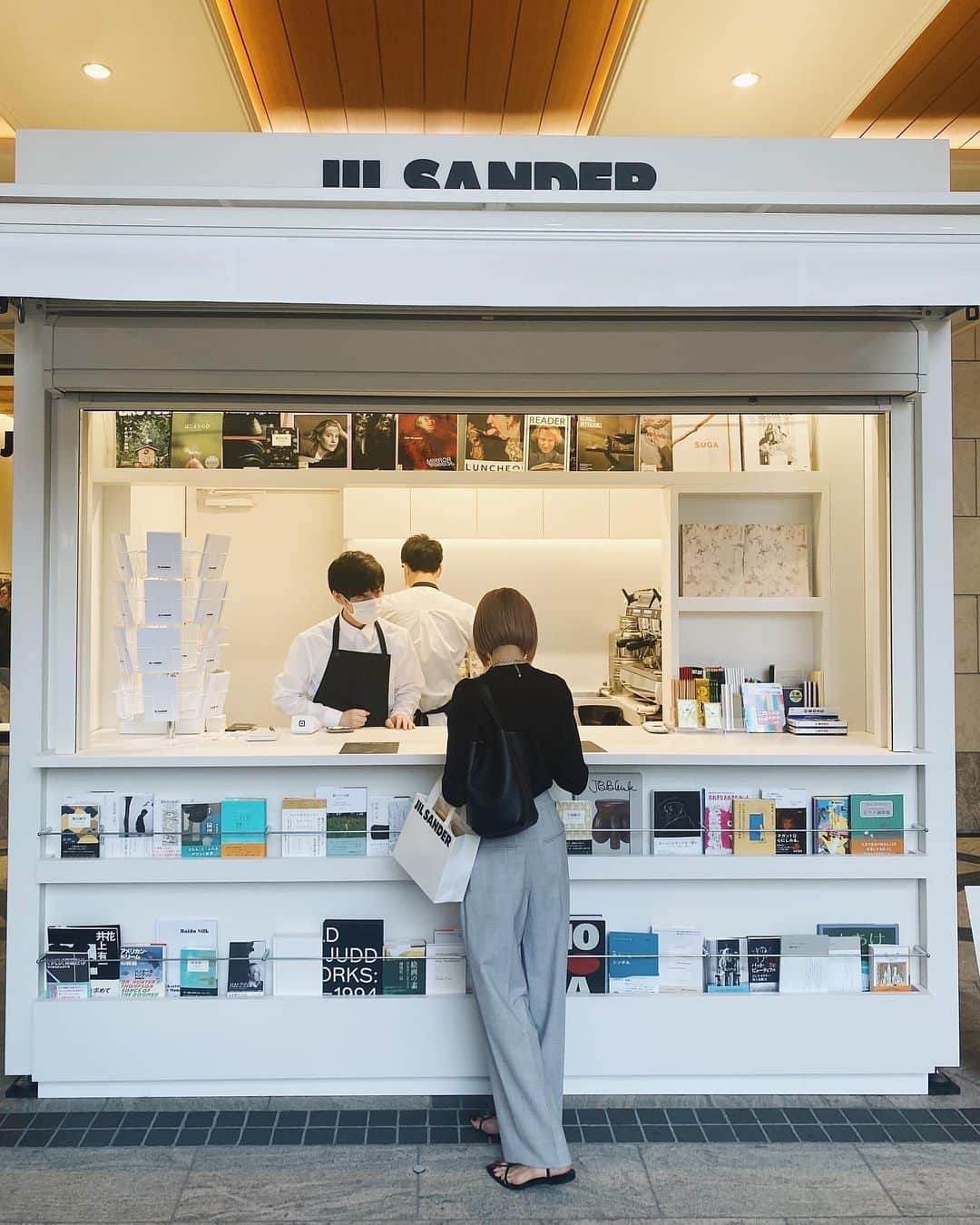 のインスタグラム：「⁡ 京都BAL にオープンした  関西最大規模の新店 JIL SANDER ♥︎ ⁡ エントランスに特設されたキオスクは 6/4までの期間限定✨  京都の「小川珈琲」がキュレーションしたカフェのソイラテはさすが、コクがあってめちゃ美味しかった😋 ⁡ @wwd_jp のfree paper の記事でこの店舗限定の京都の職人技を掛け合わせたアイテムについて知ることができるから、キオスクでまずそれをgetし、一読してからお買い物をするとより深く楽しめるはず♡ ⁡ お買い物帰りにカフェでドリンクを買ってゆっくり休憩するのがオススメ☕️ ⁡ キオスクには、JIL SANDERにまつわる洋書やアートブックはもちろん、クリエイティブディレクター ルーシー＆ルーク・メイヤー夫妻がセレクトした つばめノート、MONO消しゴム、クーピーペンシルもあるよ♪ ⁡ ⁡  @kyoto_bal @ogawacoffee ⁡ #京都BAL」