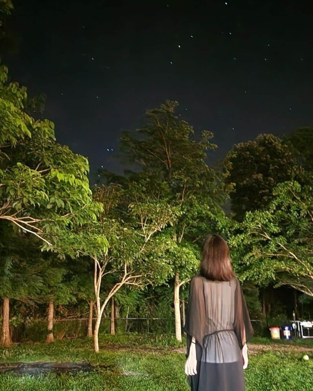 煌月爽矢のインスタグラム：「. . 夏前のキャンプは最高！  いつもキャンプに行く仲間と新竹までキャンプ行ってきました😉✨ 最高の時間でリフレッシュ！！！！ ⁡ ⁡ ⁡ 新竹は旅行客は殆ど降り立たない場所だと思いますが… 台北の南に国際線桃園空港のある桃園があり、その更に南にある都市です。 ⁡ 台湾は言わずと知れた、半導体が世界一ですが、TSMCを始めとした数多くの半導体会社が集結する場所でもあります。 その為……新竹県新竹市は台湾内で一番所得が高い土地であり、今回の写真とは関係ありませんが、市内は高級マンションがバッシバシに建っています😂 台湾旅行何回も行った事ある！という方は是非新竹まで足を伸ばしてみて下さい😂  #満天の星空 #というわけではなかったんだけど #まぁまぁ星見えた #いつか満天の星空見るのが夢」
