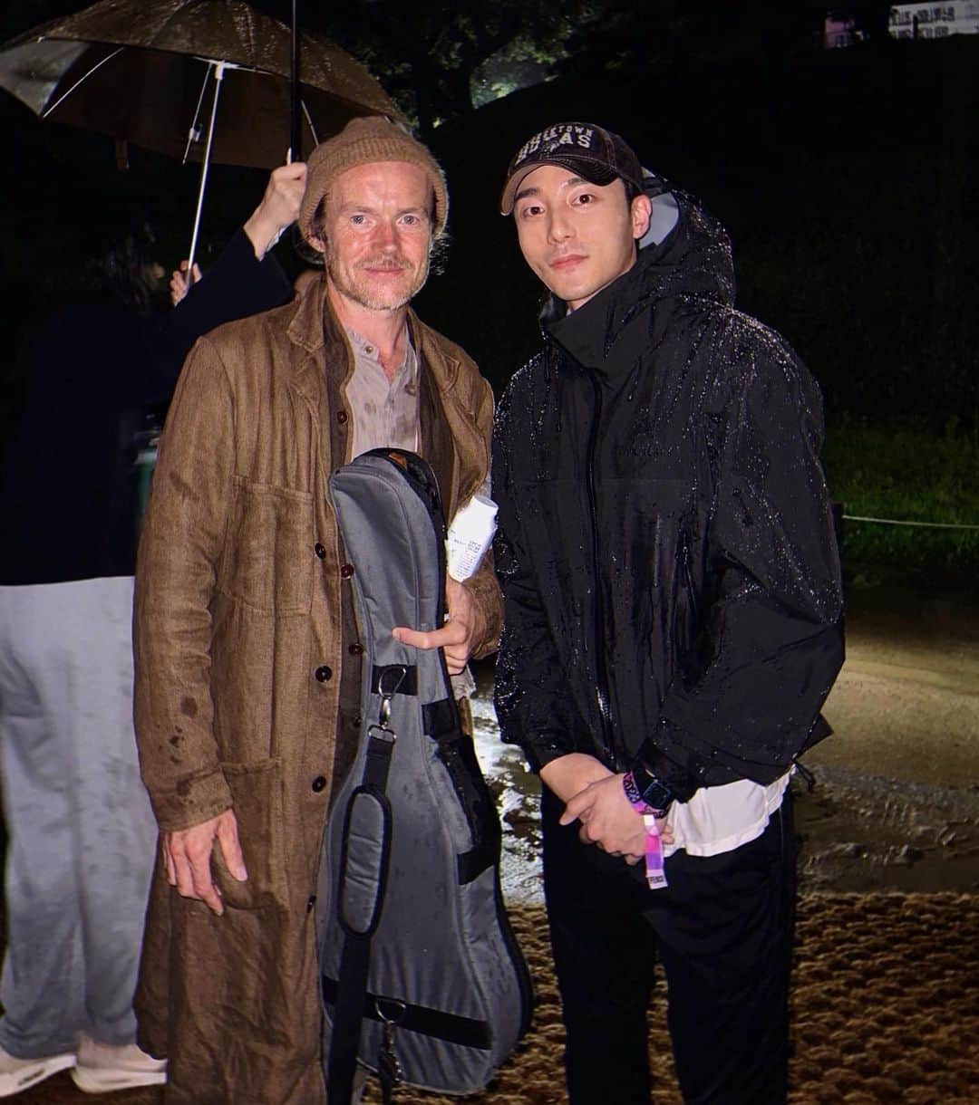 ロイ・キムのインスタグラム：「꿈은 이루어진다.  Today marks as my most favorite unfading reality.  I can clearly remember the first time listening to Damien's voice 15 years ago. Eversince, he has been my hero, my muse and role model in all aspects of life. Meeting him was only a dream, a fantasy of my life time that only felt impossible as it was too dreamy to even dream about.   Today that very dream came true.  The handshake, the short conversation, him remembering my very name, and the farewell is now tattooed in my heart.  Fifth time watching him perform live, while the cold water raced down in Seoul, I was sure again his trusty and true music will forever be my sonic home and the roots in my musical career.   Thank you @damienrice for coming to this world while I was in it.  And again, Dreams really do come true.   Till next time, xoxo,  Roy.」
