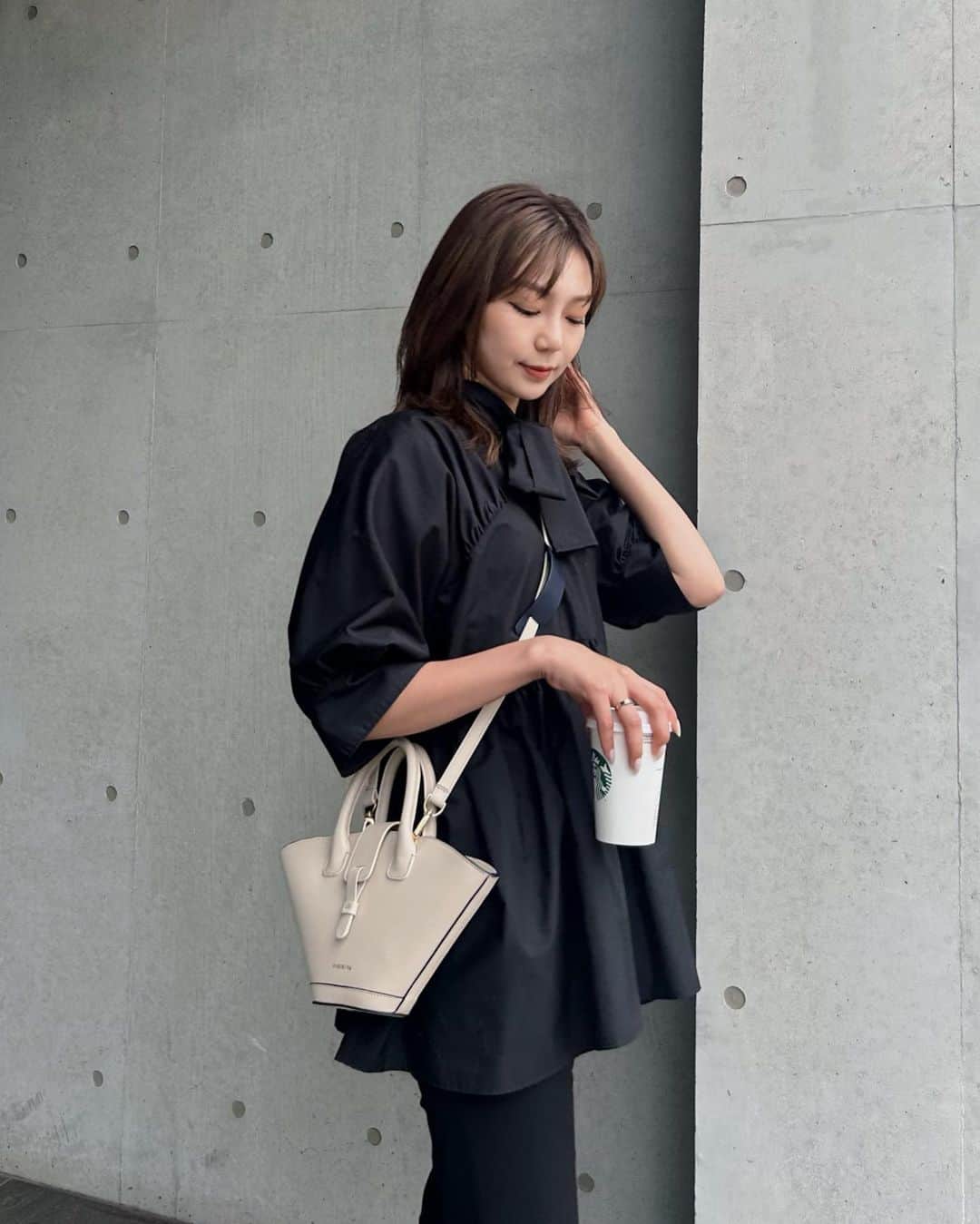 美舞のインスタグラム：「. . いつかの、コーデ　🙋‍♀️🙋‍♀️！！ スペインから届いたnew bag ❤️❤️▶︎ @paris64world ！ 上品さを感じさせてくれてお気に入りアイテム👜✌️ ショルダーにもハンドバックにもなるって重宝するよね。 白って無条件にかわいぃぃぃー！！！！！好き . #コーディネート　#私服　#fashion #私服コーデ  #バッグ  #ショルダーバック」