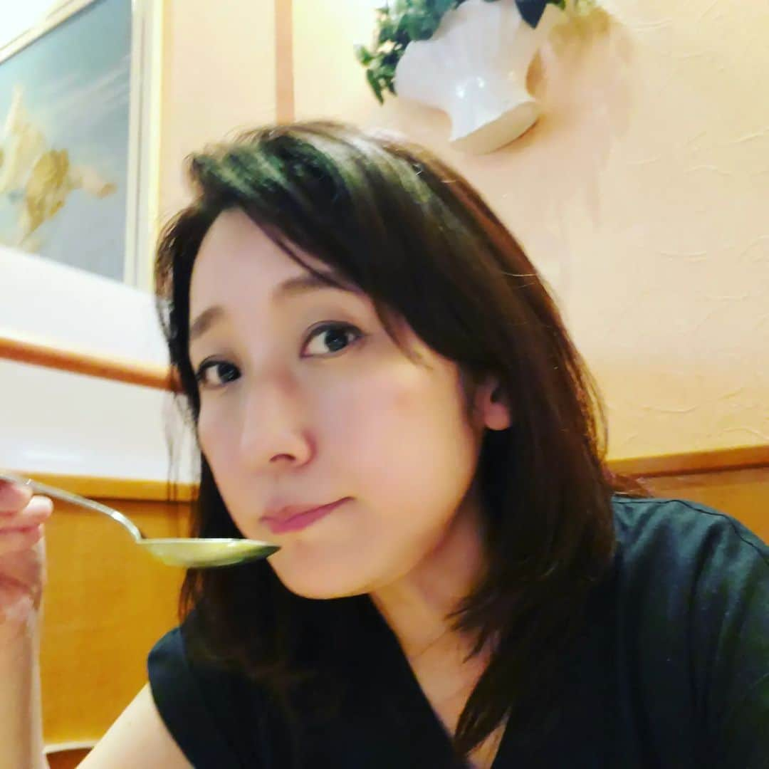 常世晶子さんのインスタグラム写真 - (常世晶子Instagram)「何かと疲れている今なので食べ物の投稿を🙄  昨日は、Wi-Fi工事と息子スマホのキャリアチェンジで何時間も…終わった後、ファミレスでパンプキンスープを飲んでいるところ。(姿勢の悪さは疲れを表しています)ファミレスご飯が沁みる！美味しかった。  2枚目は一昨日のご飯。今回のローストビーフは今までで一番良くできていました✨アヒージョも。私は食べる役…。  3枚目は、先週末の青椒肉絲かけご飯。(ランチ)あ。これまた食べたいな🍴  雨がザーザー☔良いことたくさんでも疲れることがたくさんあって、ご飯の準備をしなくちゃな…の夜ですー。  #降り続く雨 #梅雨入り #夕飯の時間  #お疲れさまでした」5月29日 20時13分 - tokoyo_shoko