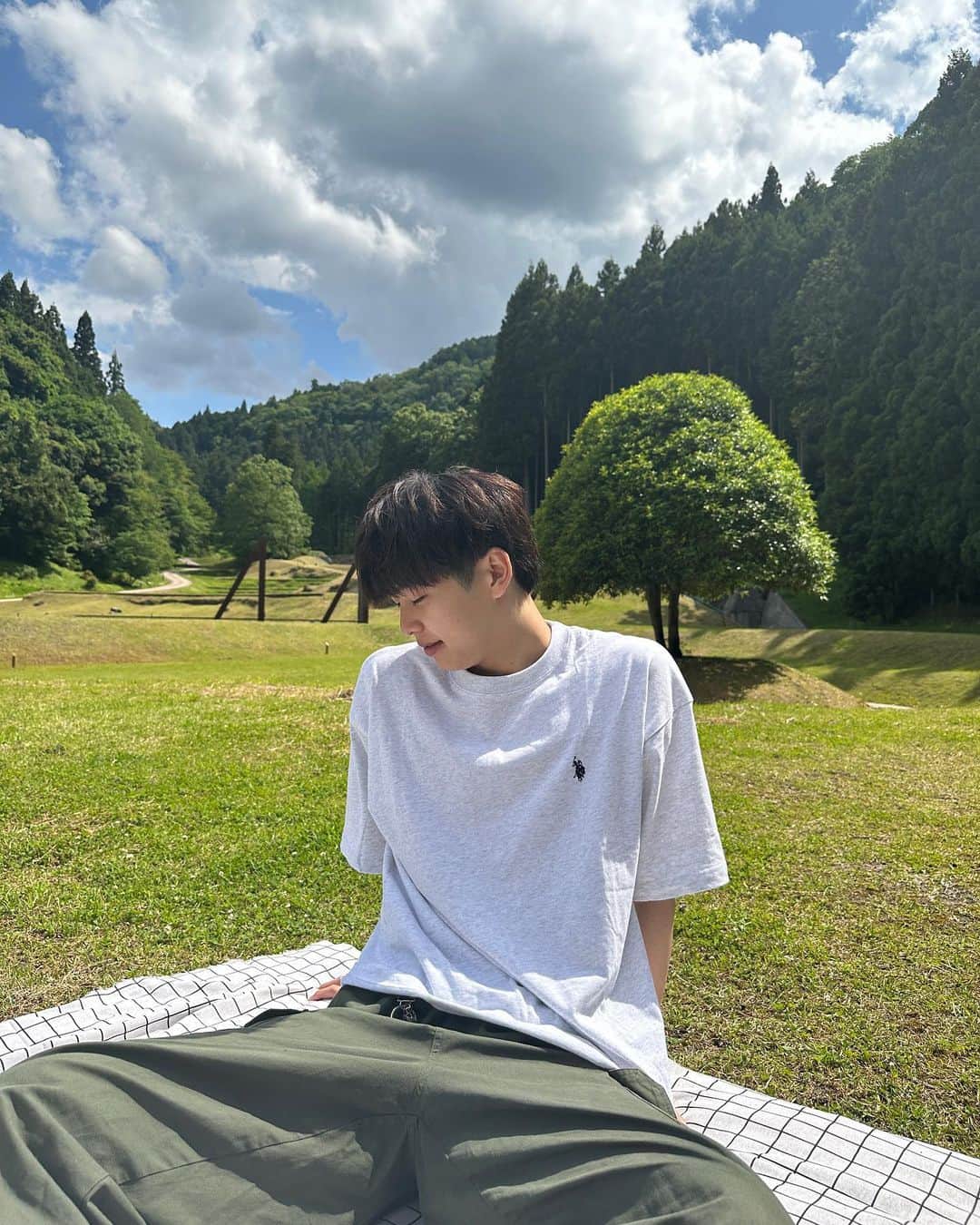 のインスタグラム：「🫶✨ 天気良かったからピクニックしてきた🍃✨ • 着用してる服はUSPOLOヘビーウエイトTシャツのグレー！ Lサイズ着てるよ！ このTシャツZOZOで今なら安く買える😆✨ • • • • • #wego #ウィゴー #wegotee #wego_ootd #遊ぶ集まる動く #pr」