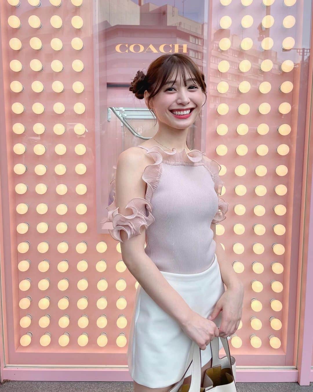 椚ありさのインスタグラム：「⠀ 久しぶりにおだんご🐏 やっと新しいスニーカーを履けた🎀  Tops: @snidel_official  Skirt: @zara  shoes: @maisonvalentino」