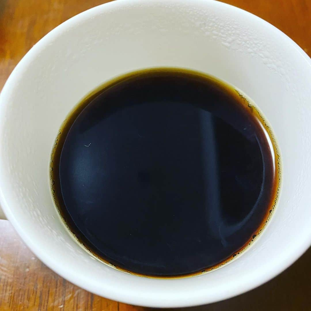 カバのインスタグラム：「コーヒーチャレンジ☕️  おはようございます！ 本日もコーヒーから！ (76日目)  今日から５日(月)まで祇園花月で 佐藤太一郎・小西武蔵リーダーの新喜劇に出演させて頂きます！ 昨日稽古が面白かったので、1週間楽しみです😊 毎日2回公演ありますので、是非劇場まで笑いに来てください！  そして昨夜の過ぎるTV見てくれましたか？ずっと怒ってましたね😂 お世話になったJPECさん、メガロスルフレさん、ありがとうございました！  先生がストイック過ぎましたが、ずっと声をかけて応援してくださったので頑張れました！  エクササイズに興味ある方、是非行ってみてください！ 僕も機会あれば行くかも、、、💦  皆さん、今日も良い一日を！  #吉本新喜劇 #カバ #コーヒーチャレンジ #苦手なコーヒーをお茶の感覚で飲めるようになるまでの道のり #コーヒー #カフェ #カフェ巡り #喫茶店巡り #coffee #coffeechallenge #Cafe #MOUNT HAGEN #ARABICA CAFE #instant #カバッチグー #どーゆーそれー #次はどこでコーヒー嗜も？ #皆さん、今日も良い一日を！」