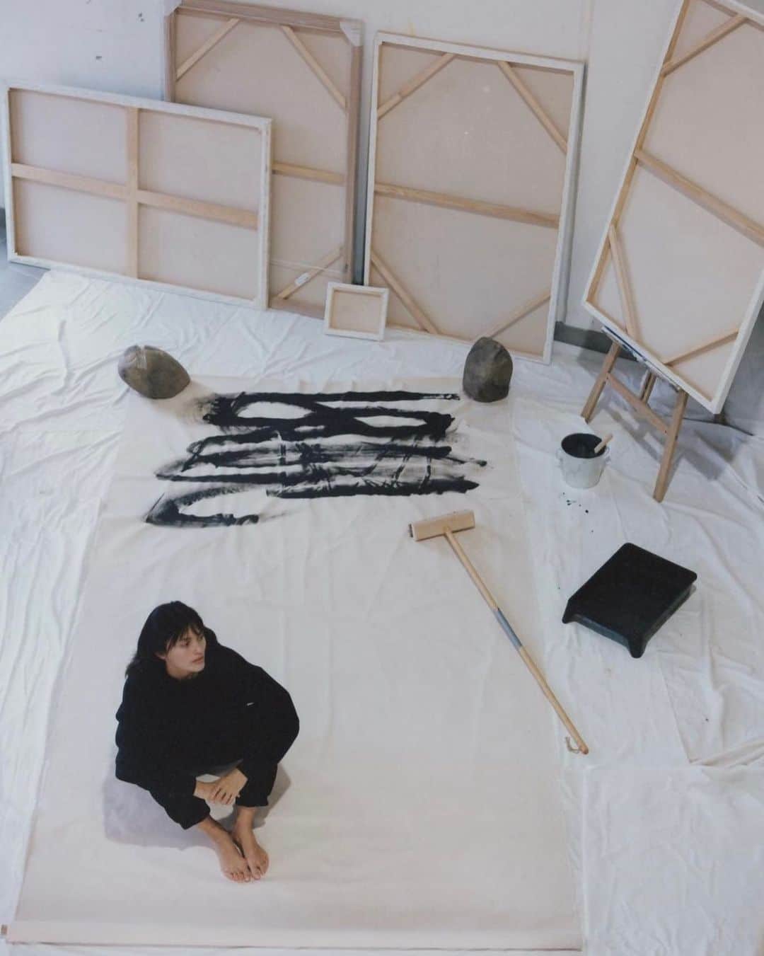 サラ・エレンのインスタグラム：「Me in my studio by @rob.tennent」