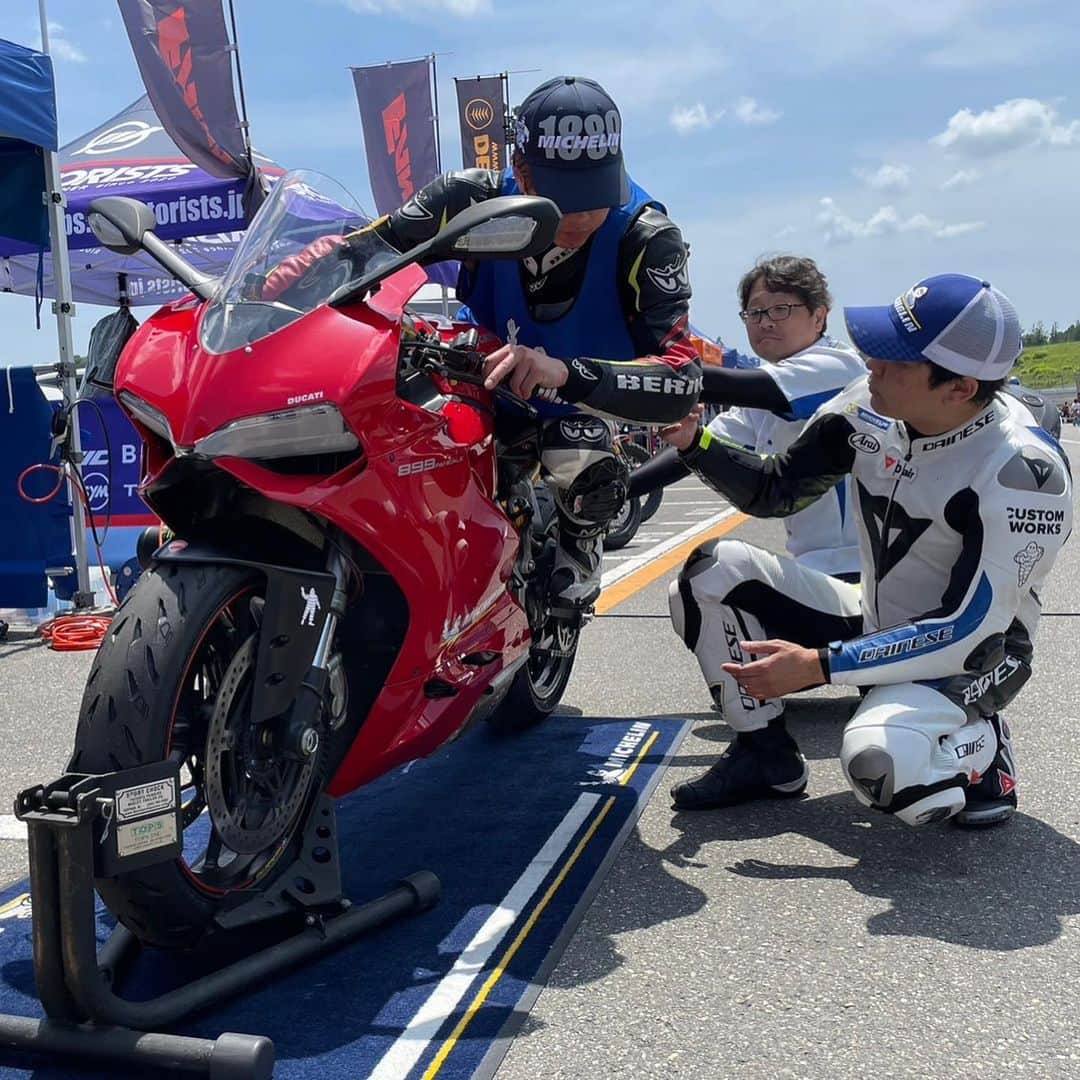原田哲也さんのインスタグラム写真 - (原田哲也Instagram)「もてぎライパ！ ミシュランスペシャルプログラム！ Webikeさんに動画撮影して頂きました！ youtube 楽しみです！ #araihelmet #dainese #michelinmotorcycle #bmwmotorrad #ridersclub#webike」5月30日 7時14分 - tetsuya_harada31
