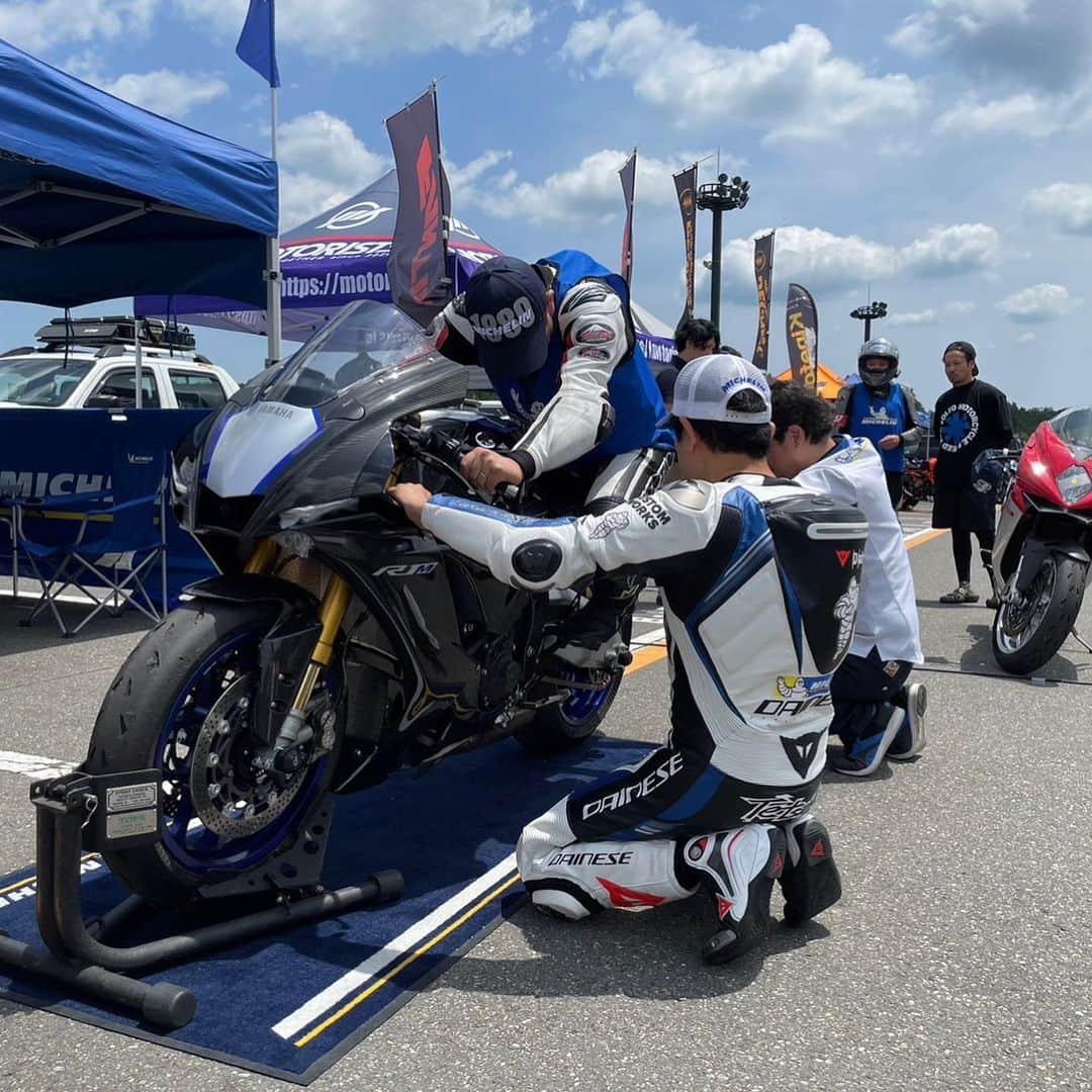 原田哲也さんのインスタグラム写真 - (原田哲也Instagram)「もてぎライパ！ ミシュランスペシャルプログラム！ Webikeさんに動画撮影して頂きました！ youtube 楽しみです！ #araihelmet #dainese #michelinmotorcycle #bmwmotorrad #ridersclub#webike」5月30日 7時14分 - tetsuya_harada31