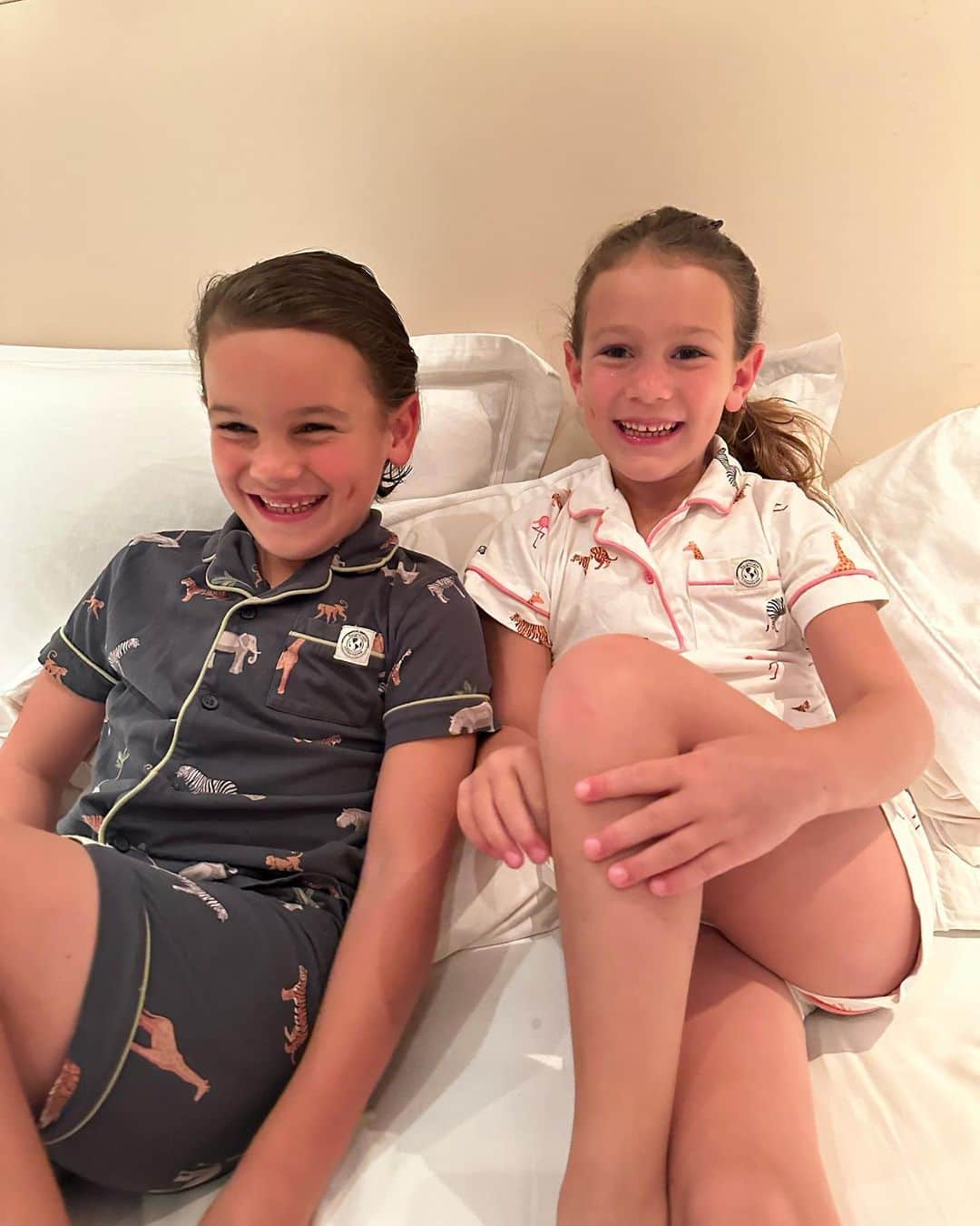 サム・フェアーズのインスタグラム：「❤️😂 Kids laughter is everything.  All ready for bed in their @knightleyadventures pyjamas ☺️ Available @tescofood now.. @fandfclothing xx」