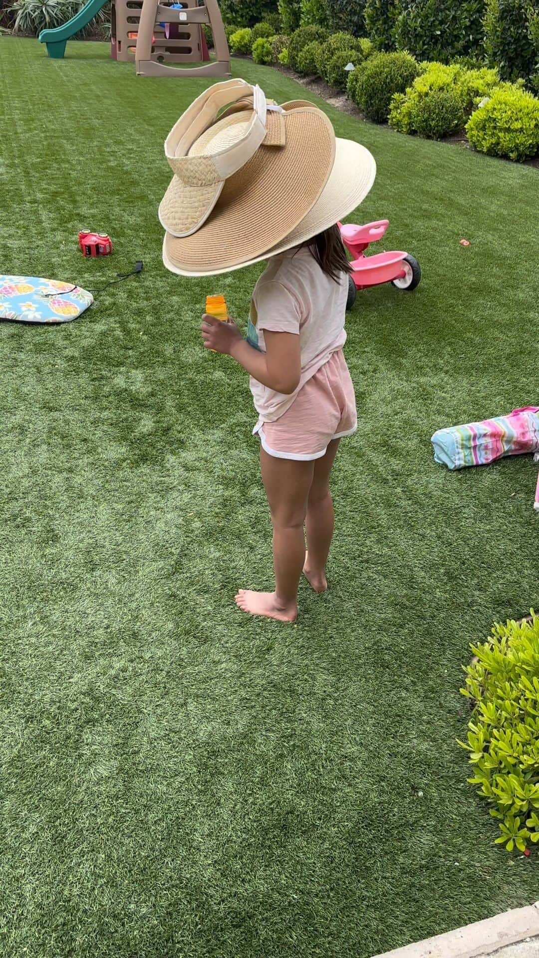 ミンディ・カリングのインスタグラム：「Three hats, one bubble wand and a vision. Welcome, summer!」