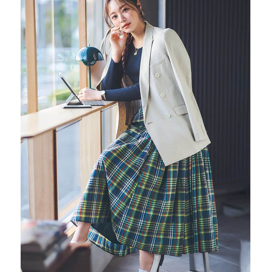 CLASSY公式さんのインスタグラム写真 - (CLASSY公式Instagram)「. ／ 🌞このコーデを真似したいと思ったら、⁠ コメントに❤️をください！⁠ ＼⁠ .⁠ 5月30日（火）、 可愛らしいチェック柄の ロングスカートをオフィスで着るなら、 ジャケットに頼るのが賢い選択。  きちんと感漂うベージュを羽織れば、 チェックの可愛さが不思議と品よくまとまります。  ローファーで足元にきちんと感を出せば、 甘すぎないオフィスカジュアルの完成です。 . 👗CREDIT👗⁠ ジャケット¥27,940(アンクレイヴ ホワイト/アンクレイヴ)ニット¥22,000(DES PRÉS)スカート¥36,300(ツル バイ マリコ オイカワ)バッグ¥53,900(ヴァジック/ヴァジックジャパン)ローファー¥137,500(ジェイエムウエストン/ジェイエムウエストン 青山店)ピアス¥11,550(ココシュニック オンキッチュ/ココシュニック)ネックレス¥24,200リング¥330,000(ともにマリハ)時計¥14,850(クルース/HIROB ルミネ新宿店) .⁠ ⁠あなたの #今日の服装 を、 @classy_mag_insta にタグ付け⁠ または #classyフォト をつけて教えてください！⁠ ⁠⁠ 素敵な投稿はリポストやCLASSY.ONLINEで⁠ 紹介させていただく可能性がございます✨️⁠⁠ ⁠.⁠ #classymagazine⁠ #今日の服装⁠ #今日のコーデ #チェックスカート #スカート通勤 #オフィカジ #ベージュジャケット #ローファーコーデ #梅澤美波」5月30日 6時00分 - classy_mag_insta