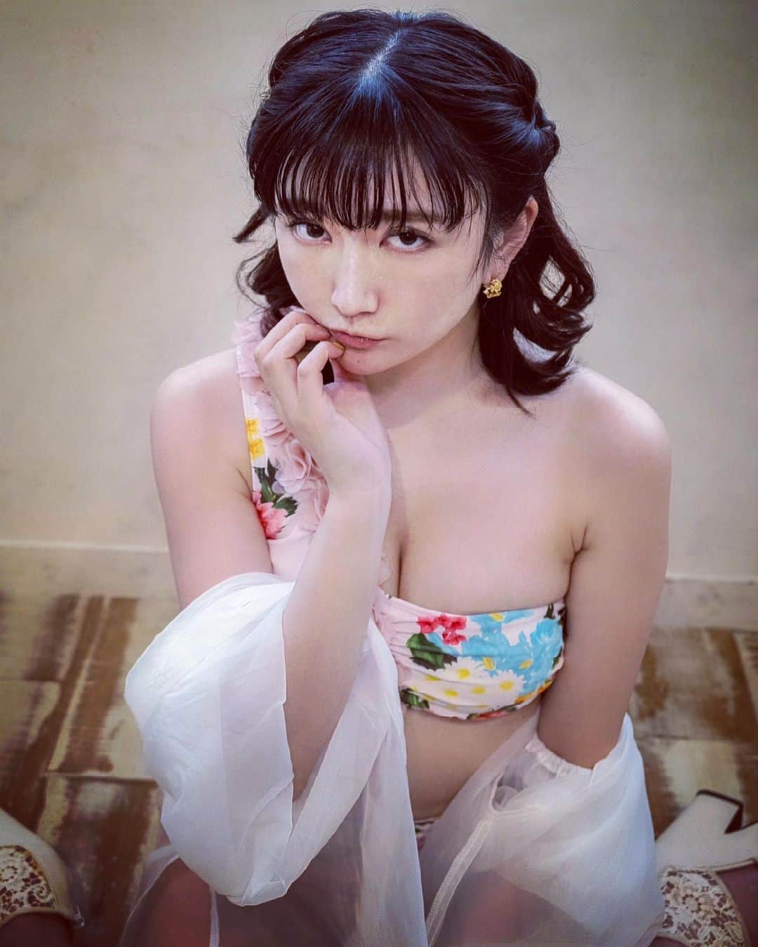 清水楓のインスタグラム：「🎀🎀🎀  そろそろ梅雨なのかなぁ〜？？？  #萌 #インスタグラビア #Instagravure  #pinupgirl #bajutidurseksi #me #like #fashion #japan #photo #instagood  #gravureidol #gravure #グラビア #Japanesegirl  #Instagravure #偶像 #モデル #撮影モデル  #撮影 #model  #gravure #グラビアアイドル #followme」