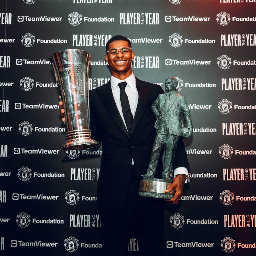 マーカス・ラッシュフォードのインスタグラム：「What an incredible honour to win both the Sir Matt Busby and Player’s ‘Player Of The Year’ awards tonight. To have the support of both the fans and my teammates means the world - I couldn’t do it without you all. Thanks to the manager & all the staff for their phenomenal help all year too. Now we focus on Saturday and one last push for silverware. We’ll leave it all at Wembley for you ❤️」