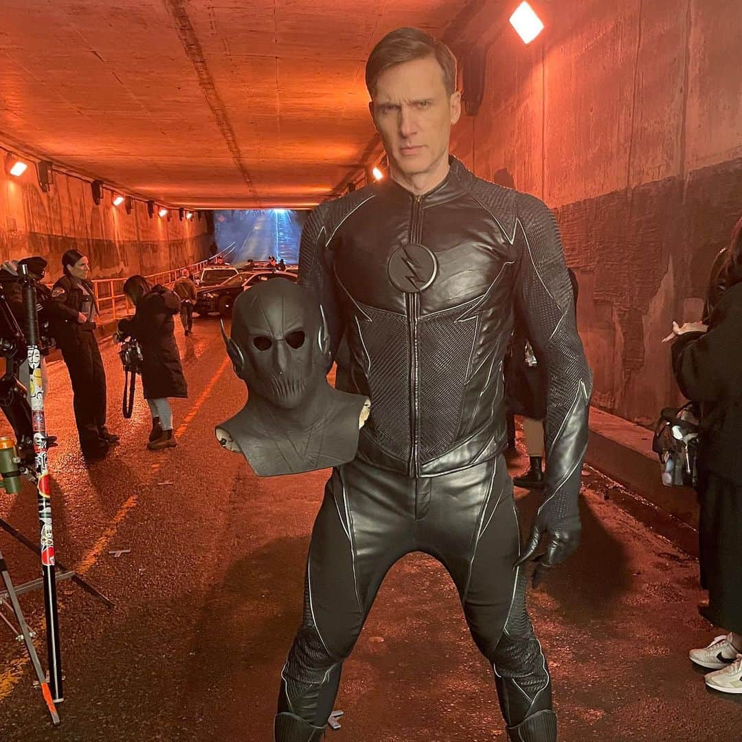 テディ・シアーズのインスタグラム：「Thank you, Flash community.   So wonderful to be a part of this series. The most fun I’d ever had.  Enjoy some BTS pics from our finale episode. Can’t wait for what comes next.  🖤⚡️🖤」