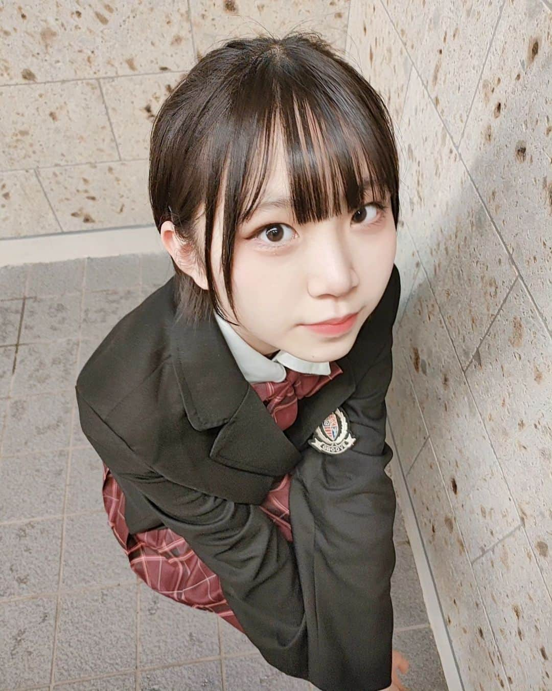 香月結衣のインスタグラム：「しゃがみ🥺🎀⁡ ⁡⁡ ⁡優等生だから授業中抜け出してコンビニ前でたむろってなんかないからね〜❕⁡ ⁡⁡ ⁡とてとてててとて⁡ ⁡ #制服  #しゃがみ  #上目遣い  #JC  #model  #モデル  #idol  #偶像  #アイドル#아이돌 #偶像 #팔로워 #performer #라이브 #中学生 #jc3」