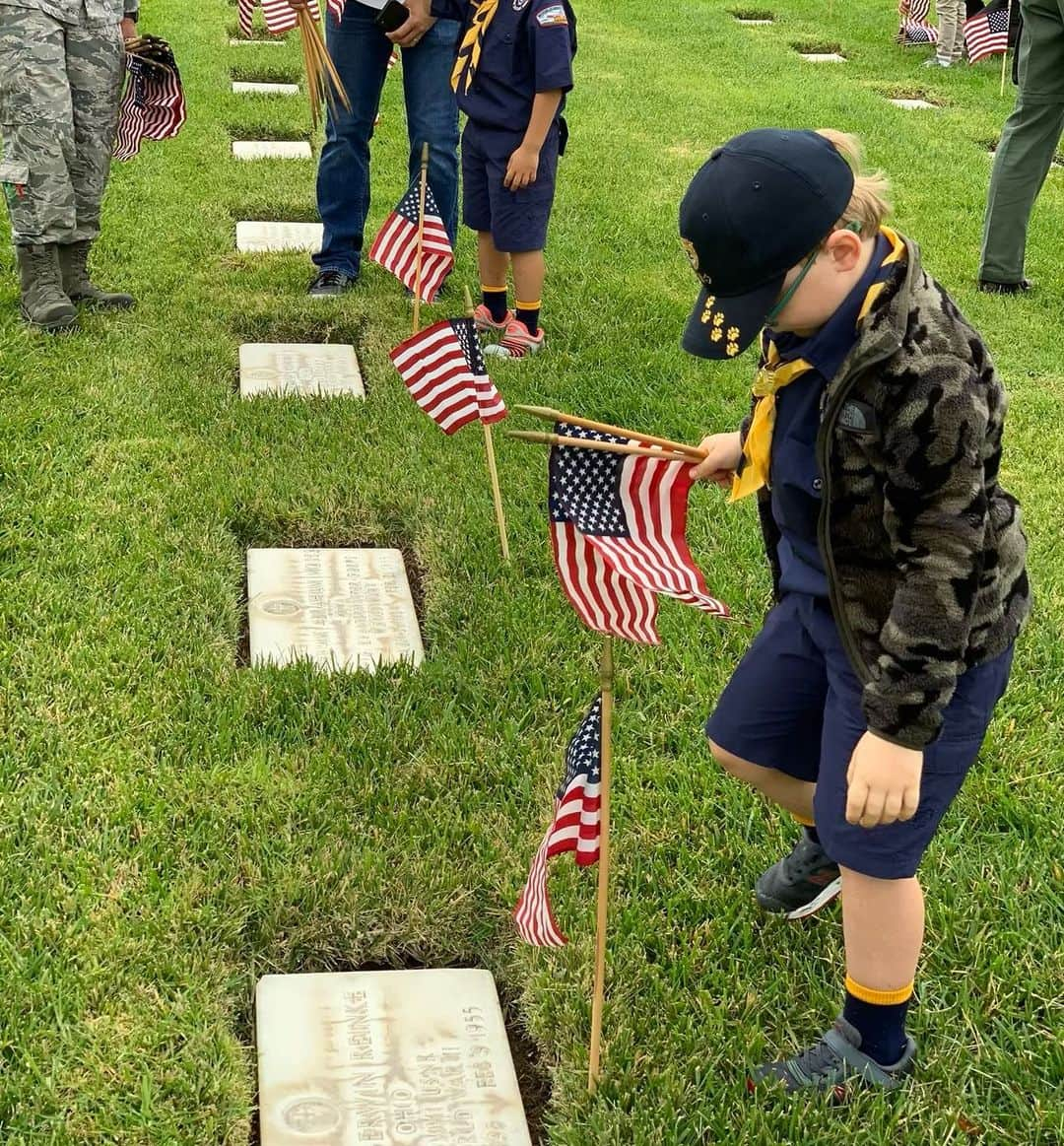 クリス・プラットのインスタグラム：「Today is more than a day off of work. It’s more than a BBQ and get together with friends and family. We must take a moment to reflect and honor the sacrifice of so many fallen heroes. It’s especially important to instill the values of freedom, equality, and service in the next generation. We must strive to become more a perfect Union through ensuring the fundamental rights of life, liberty, and the pursuit of happiness, which are unique to this great American experiment. During difficult times, we cannot fall victim to cynicism or apathy towards our fellow Americans, but should embrace all with love. Say a prayer for those that have sacrificed for our nation. 🙏🏼🕊️ 🇺🇸 #MemorialDay」