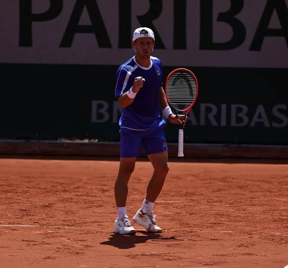 ディエゴ・シュワルツマンさんのインスタグラム写真 - (ディエゴ・シュワルツマンInstagram)「Una nueva batalla en @rolandgarros, difícil de explicar con palabras lo lindo que fue dar vuelta el partido de hoy. Alla vamos 2da ronda 🇫🇷😏🏃👊」5月30日 6時59分 - dieschwartzman