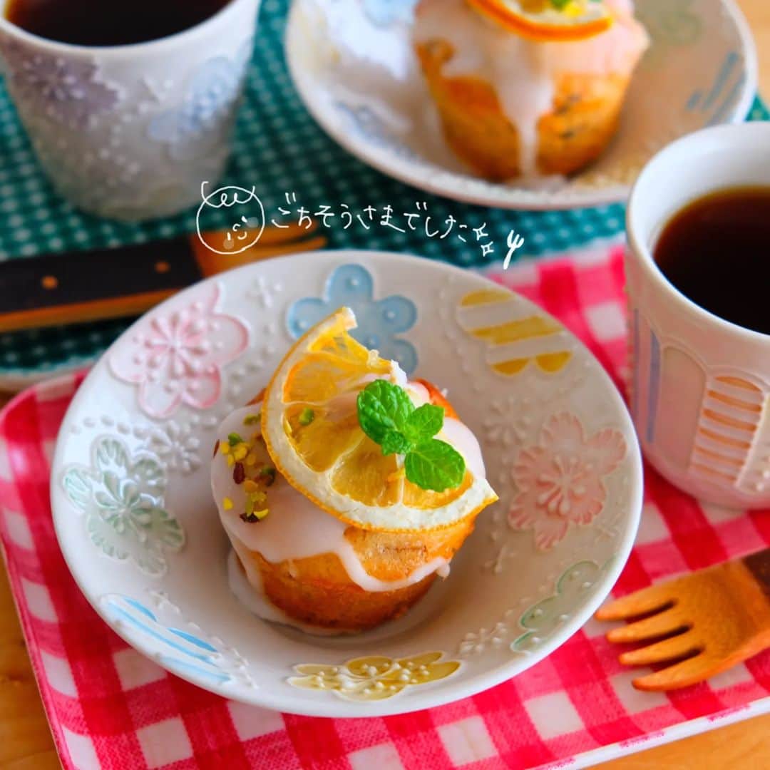 なっつ。さんのインスタグラム写真 - (なっつ。Instagram)「𝟸𝟶𝟸𝟹.𝟻.𝟹𝟶.𝚃𝚞𝚎𝚜𝚍𝚊𝚢  ＼ある日のおうちおやつ𖠚՜／  『#moss』さんの ヴィーガンレモンマフィン。 レモンがまるごと 使用してあって レモンの美味しさが ぎゅぎゅぎゅ。 ヴィーガンなんだよね？って 思ってしまうくらい しっとりしてて美味しかった♡  また食べたいって 言ってしまうパターン(笑)🤣 語彙力無さすぎて 泣ける。  ごちそうさまでした。  ✁✃- - - - - - - - - - - - - - - - - ✿  肌寒い朝。 関東も今週梅雨入りかなぁ。 まだ寒くて 羽毛布団をかけてるわたし。 しまい時がわからない🤭 今年は羽毛布団を クリーニングに出したいな。  ／ 今日も良き日に。 今日も良い日になーるなるっ☺︎ ＼ ・ ・ ・ #ヴィーガン#ヴィーガンスイーツ #vegan#vegansweets#レモン#lemon #なっつの絵日記」5月30日 6時56分 - punipopo