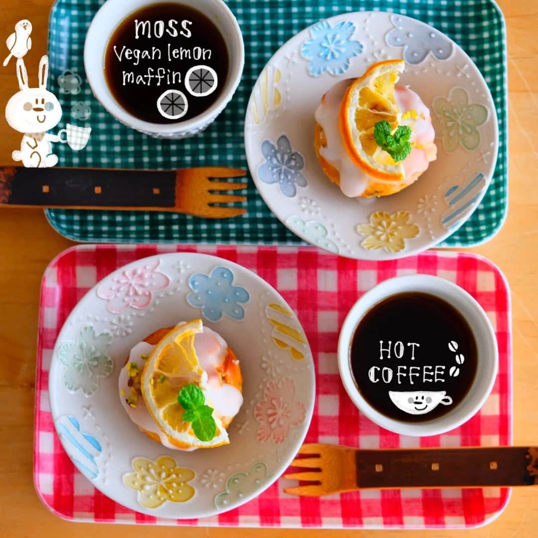 なっつ。さんのインスタグラム写真 - (なっつ。Instagram)「𝟸𝟶𝟸𝟹.𝟻.𝟹𝟶.𝚃𝚞𝚎𝚜𝚍𝚊𝚢  ＼ある日のおうちおやつ𖠚՜／  『#moss』さんの ヴィーガンレモンマフィン。 レモンがまるごと 使用してあって レモンの美味しさが ぎゅぎゅぎゅ。 ヴィーガンなんだよね？って 思ってしまうくらい しっとりしてて美味しかった♡  また食べたいって 言ってしまうパターン(笑)🤣 語彙力無さすぎて 泣ける。  ごちそうさまでした。  ✁✃- - - - - - - - - - - - - - - - - ✿  肌寒い朝。 関東も今週梅雨入りかなぁ。 まだ寒くて 羽毛布団をかけてるわたし。 しまい時がわからない🤭 今年は羽毛布団を クリーニングに出したいな。  ／ 今日も良き日に。 今日も良い日になーるなるっ☺︎ ＼ ・ ・ ・ #ヴィーガン#ヴィーガンスイーツ #vegan#vegansweets#レモン#lemon #なっつの絵日記」5月30日 6時56分 - punipopo