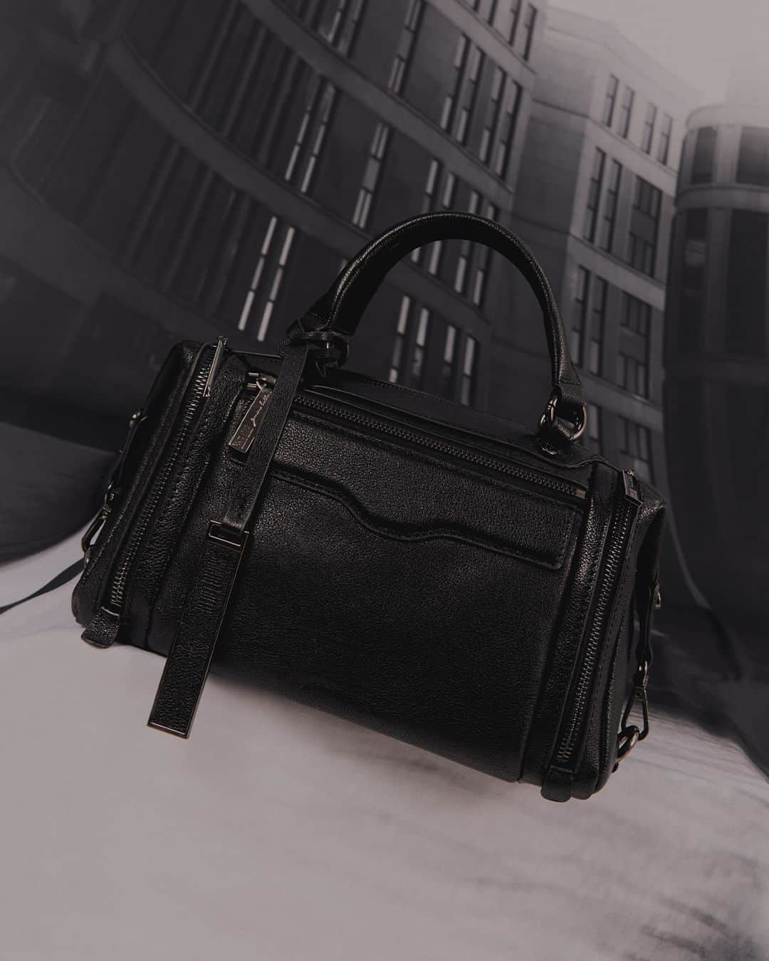 Santa Lollaのインスタグラム：「A bolsa baú ganhou nova edição na linha de Genuíne Leather. Com shape compacto e compartimentos funcionais, ela vem com duas opções de alças para agregar mais praticidade e versatilidade no dia a dia. [ 0452.3F83.0395.00AA | R$1.159,90 ] #santalolla #santalollainv23 #SLhandbags #GenuineLeather」
