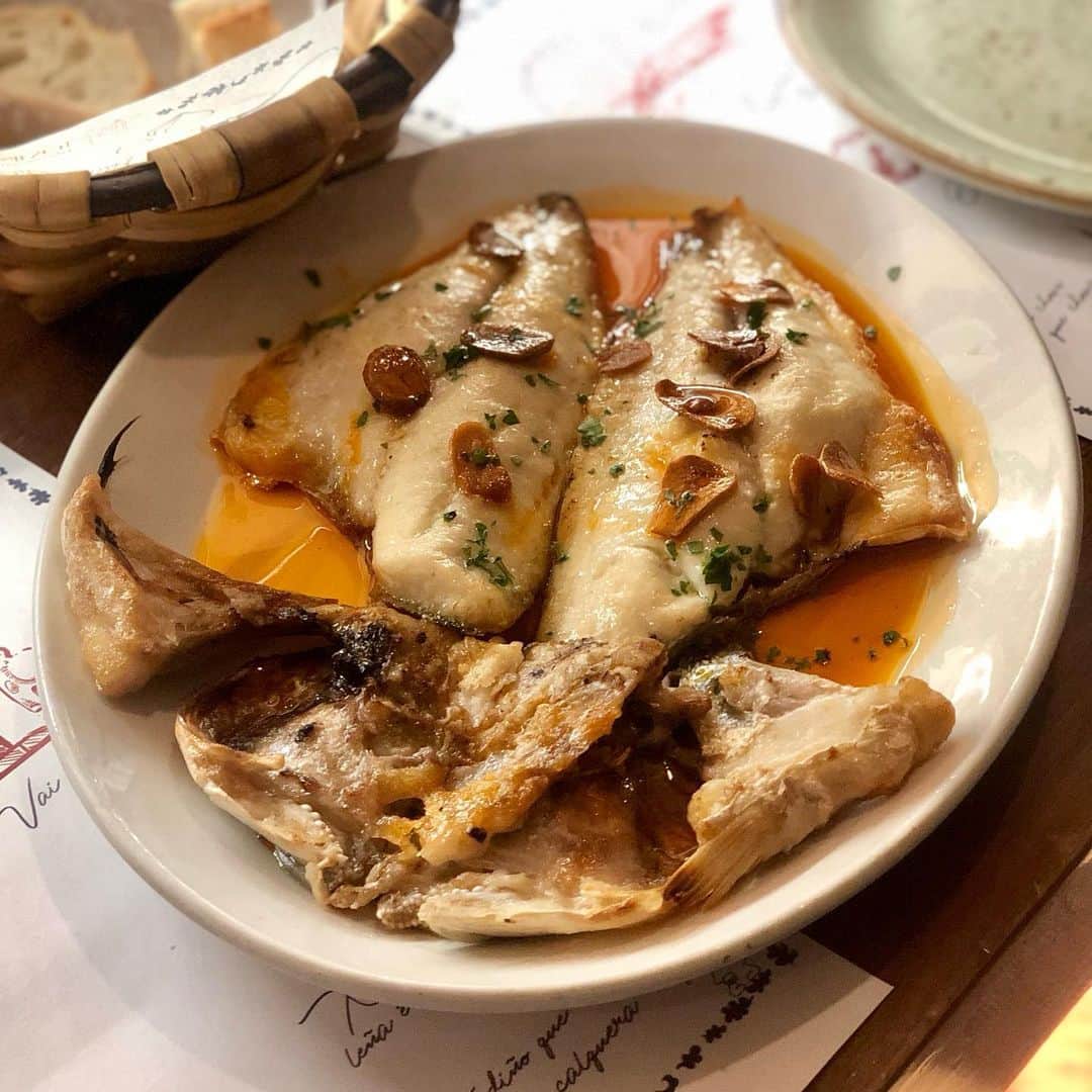 岡田育のインスタグラム：「We fish eaters from Japan may even shed tears at the Galician cuisine restaurant serving such amazing dishes… 🎣🍣🍳😭 @tominonyc #tomiñonyc  . 新鮮な白身魚をヒラキで食すガリシア料理店、日本人好みすぎてもはやトミーニョっていうか「定食とみの」と呼びたい、という話を日記に書きました。三枚目はコロッケ、四枚目は豚じゃが！ #ジェネリック和食」