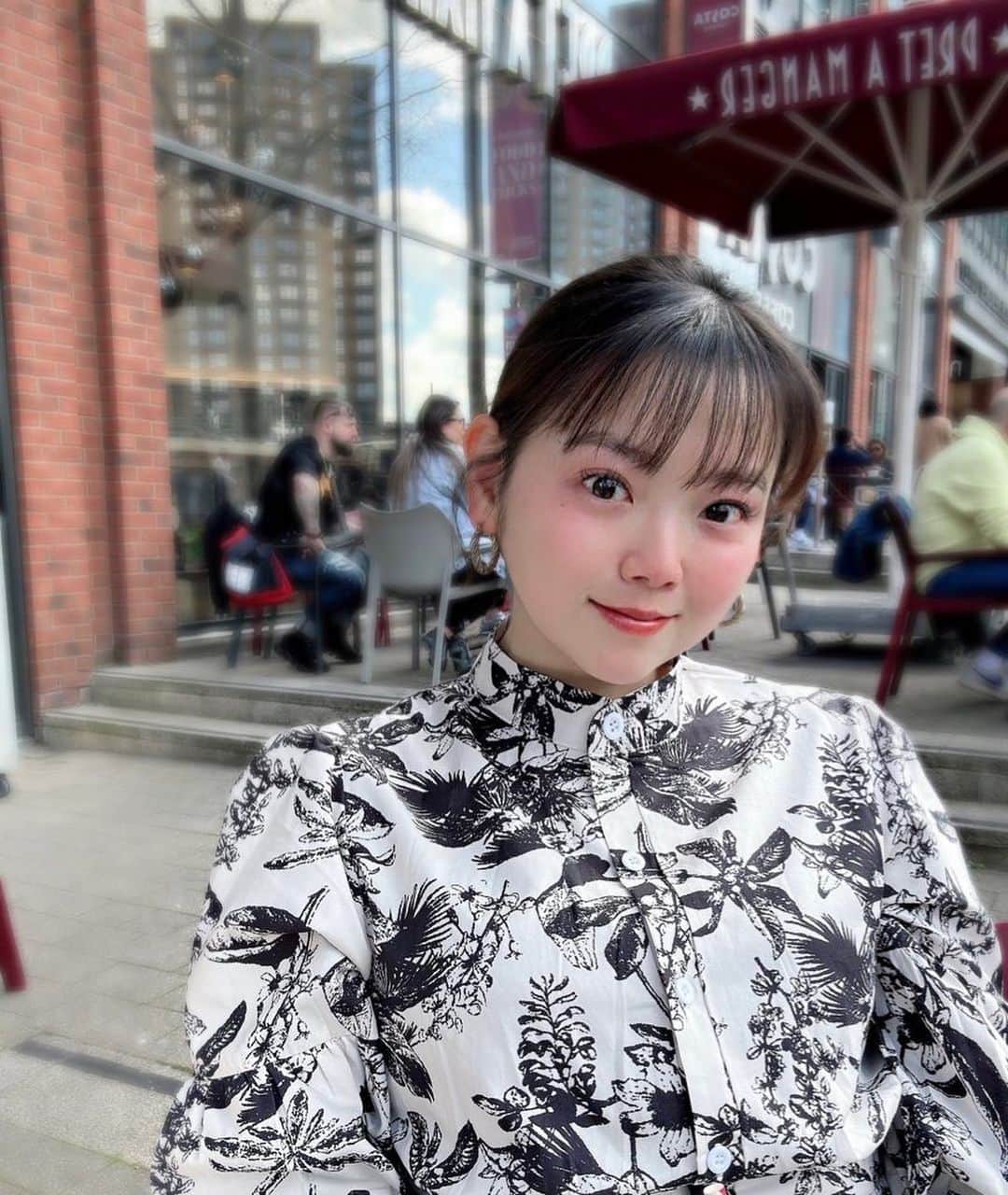 下仮屋カナエのインスタグラム：「𝚃𝚑𝚊𝚗𝚔 𝚢𝚘𝚞 𝚏𝚘𝚛 𝚖𝚘𝚛𝚎 𝚝𝚑𝚊𝚗 𝚝𝚑𝚎 𝚙𝚛𝚒𝚌𝚎 𝚘𝚏 𝚌𝚘𝚏𝚏𝚎𝚎 𝚎𝚟𝚎𝚛𝚢𝚍𝚊𝚢💗 @pret  コーヒーの価格以上の価値を毎日ありがとう🥳🙏☕️  . . カフェで友達も出来たり、偶然隣に座った人と話したり、カフェで生まれるコミニケーションが好きです🧸🇬🇧  毎日会うスタッフさんが「お元気ですか〜？」って☺️ 日本語を覚えて話しかけてくれててニッコリほっこり🫶🫧  Pretのサブスク始めて気付けば半年以上経ってました🤣これから夏はスムージーの店舗も増えるみたいなのでめっちゃ楽しみ🍎🥝🍑🫐🍋 . . #pret #coffeesubscription  #londonlife #organiccoffee  #オーガニックコーヒー  #カフェタイム」