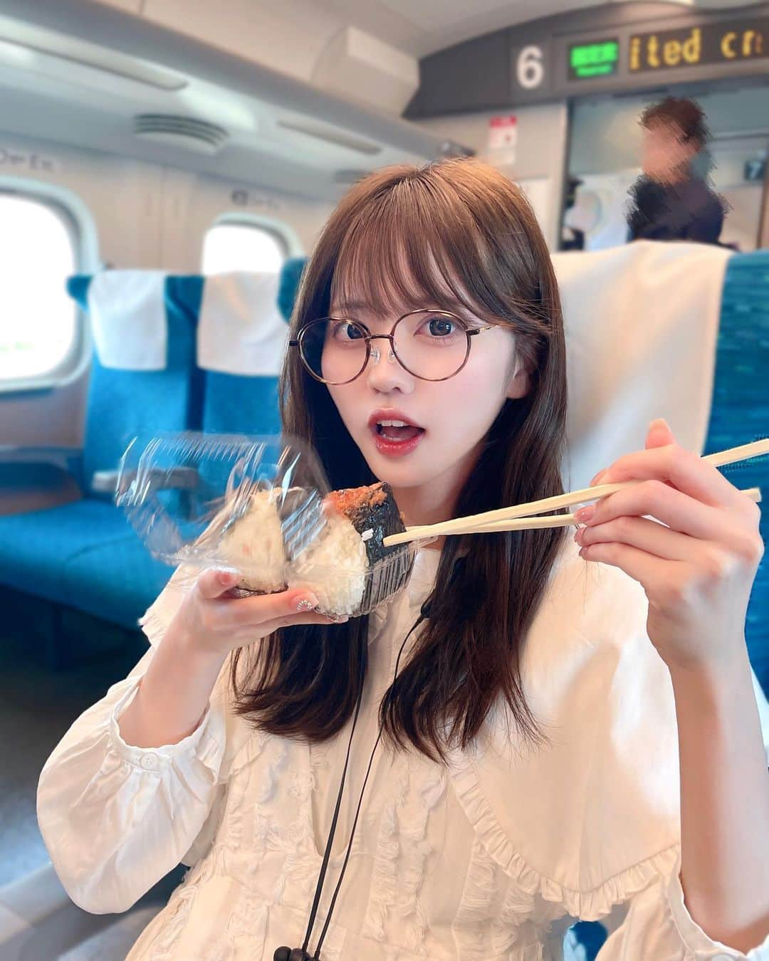 夏目一花さんのインスタグラム写真 - (夏目一花Instagram)「本当は新幹線で駅弁食べたかったんだけど改札の中にしか売ってないって知らなくておにぎり買っちゃった！！美味しかったけどね！！」5月29日 22時14分 - natsume_me__