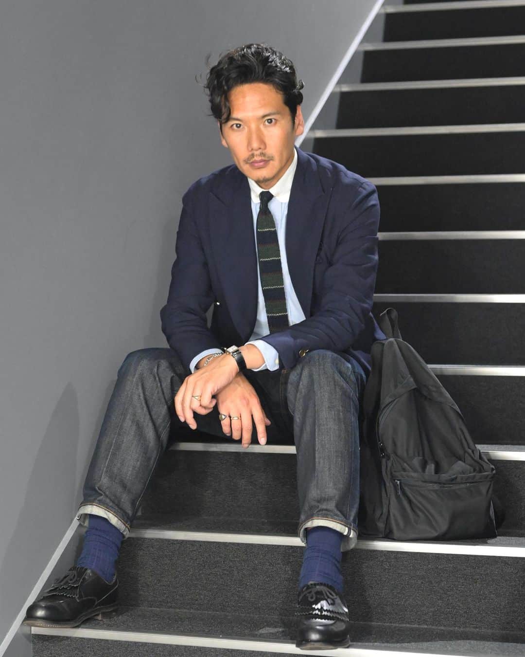 Shuhei Nishiguchiのインスタグラム：「"Rainy Blue Blazer Look"◀︎◀︎◀︎6pics 雨のブレザースタイル。 東京もそろそろ梅雨入りでしょうか？  【ITEM】 Blazer： @bommezzadri_parma  Shirt： @gitmanvintage  Tie： vintage Jeans： avn france Pocket square： @drakesdiary  Shoes： @jmwestonofficial  Watch： @cartier 70's Bag： @hervechapelier   #beamsf #gentlemanstyle #classicmenswear #vintagewatch #suitstyle #mensweardaily #spezzatura #ootdmen」