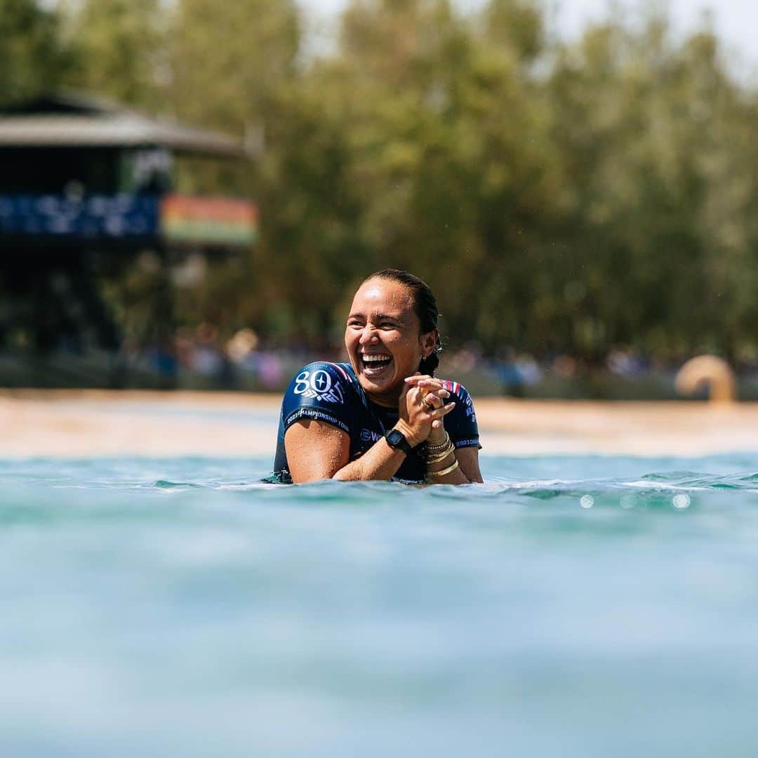 カリッサ・ムーアのインスタグラム：「My #1 goal for this event was to limit the stress and have the best time possible. The surf ranch is a different kind of beast that serves up a plate of nerves and pressure so unlike the ocean. You’d think with less variables it would be easier to find peace but with limited opportunity, everyone watching so closely, all the sounds, scores being announced and the weight of “the perfect wave” can feel heavy. Grateful to my amazing support crew in the lead up to prepare, my pit crew with me on the ground, all the Aloha from family, friends, fans and whoever put those feel good Hawaiian jams on while I was in the pool to remind me to smile and most of all have fun 🥰🙏🏼  It takes a village. There are so many moving parts behind the scenes that make moments like this possible. @bgillyb and Hubby, thank you for being in my corner, keeping the stoke levels high and getting me in the zone. @_edoggie all the training sessions paid off 👊🏼 @chris101563 love our process. Really appreciate all our sessions together at home😊 @dr.zimbra mahalo for keeping me sane 😅 @rominechiropractic @pilatesokala @swellpatrol My Ohana of sponsors: @redbull @ouraring @gomacro @gillettevenus @sunbum @fcs_surf @cpb_hawaii @gmc @hurleywomen  and @matt_biolos for my incredible pool toys 😉🙏🏼💕  Congratulations @griffin_cola @caroline_markss @italoferreira and to the whole field of surfers. It wasn’t an easy event, new format, night surfing, a few curve balls but we did it. Mahalo @wsl and @kswaveco for putting on a great event 🤙🏼」