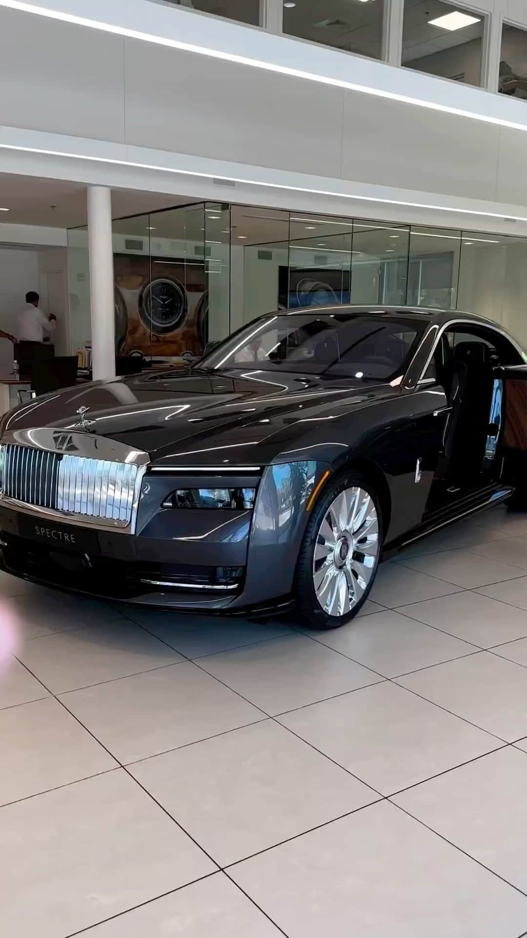 CarsWithoutLimitsのインスタグラム：「The All Electric #RollsRoyce #Spectre  🎥 @312supercars  #carswithoutlimits #carporn #rr」
