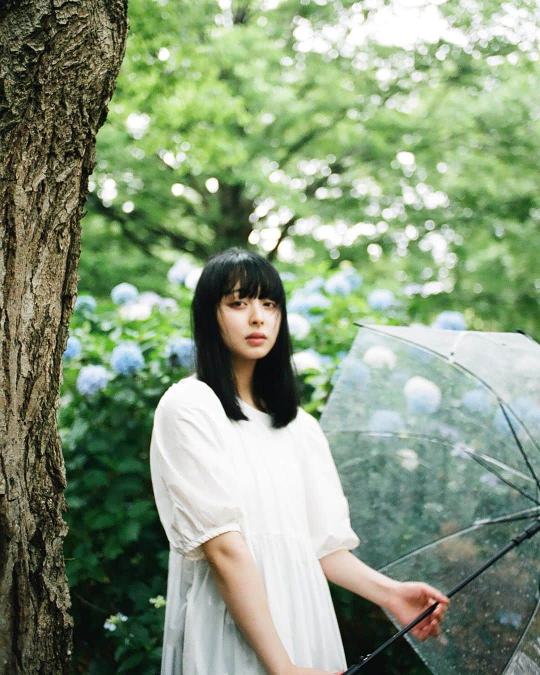 Yuma Takatsukiのインスタグラム：「. . . film . . . . . . どうやら関西は10年振りくらいに 5月に梅雨入りしたらしい。 今年は梅雨明けは早くなるかな？ ⁡ 札幌初日は美味しいものを食べれて満足です。 ⁡ それでは今日もお疲れさまでした。 . Osaka／Japan . #仕事で来れるのはうれしい  #フィルムカメラで残す日常  . ―――――――――――――――――――――――――― 関西を中心にフリーランスで活動しています。 Web広告、個人撮影、家族撮影、PR撮影など、 6月以降の撮影依頼募集中です。 ⁡ ⁡Yuma Takatsukiオリジナルプリセットも販売中です。 ⁡プロフィールのポートフォリオサイトからご覧下さい。  またフォトサークルITTOKOという活動をしています。 ⁡ハイライトに色んなイベントをまとめています。 ――――――――――――――――――――――――――」