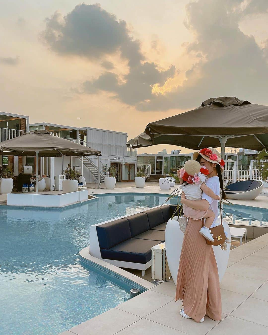 今吉めぐみのインスタグラム：「♡tokyo♡ ⁡ ⁡ ＼都内最大級／ アーバンリゾート🏝️ ⁡ 都内でリゾート地気分で ラグジュアリーなBBQ体験できる場所 『キラナガーデン豊洲』 @kiranah_garden_toyosu  ⁡ ・手ぶらでBBQ ・ラグジュアリーな空間 ・まるで海外リゾート ・景色最強 ・全天候ok!! ・ペットokのエリアも ⁡ 全天候対応のCABIN AREAを利用しました。 完全個室、冷暖房完備👍 いつだって快適✨ ⁡ 2部(17〜21時)で行って サンセットから夜景まで楽しめました🌃 その時間内なら、いつ始めてもokだから プールサイドで子ども達は遊んでから BBQ✨ ⁡ 調理器具、水道、グリルなども揃っているし バーカウンターでドリンクも作ってもらえます。 コースメニューも、着いたら 部屋に用意されていて 味もついているし 基本、グリルにのせて温めるのみ！ とても楽ちん👏 ⁡ キッズメニューもあり 冷凍されているので、グリルで一緒に焼いて 子どももしっかりBBQできました！ ⁡ ⁡ 📍キラナガーデン豊洲 東京都江東区豊洲6-5-27 👟市場前駅10分 🅿️併設駐車場あり(⚠️提携してません) ⁡ ⁡ ⁡ #キラナリゾート豊洲 #キラナガーデン豊洲 #キラナリゾート #東京グルメ #東京バーベキュー #東京BBQ #豊洲グルメ #豊洲バーベキュー #豊洲BBQ #バーベキュー #BBQ #豊洲　#取材協力」