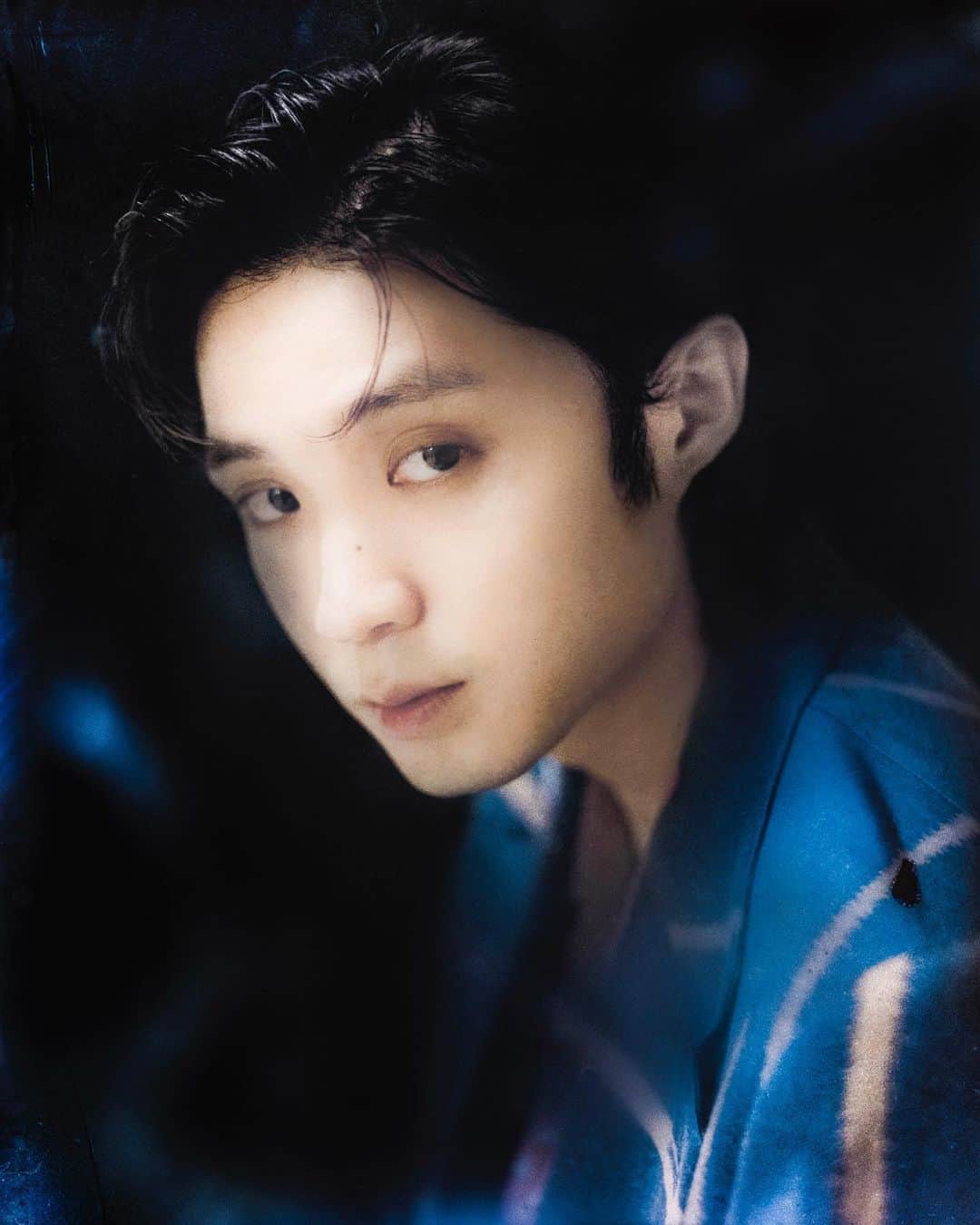 のインスタグラム：「【BARFOUT!WEB #INTERVIEW 公開！】 #BARFOUT! WEBに #磯村勇斗 さんにご登場いただいています！　6/2より公開となる映画『#渇水』について、お話を伺いました。インクが滲むように、提議された問題が心に広がる本作。静かな中に訴えかけるものがあるような一瞬を切り取りたいと、こちらの意図をお伝えするとすぐに汲み取り、完璧に魅せて下さった磯村さん。カメラマン岩本さんとのセッションは、短い時間の中でも圧倒されるものがありました。（上野）  https://barfout.jp/culture/4310/ ※プロフィールのリンクよりご覧いただけます。  撮影 / 岩本幸一郎（KiKi inc.） スタイリング / 笠井時夢 ヘア＆メイクアップ / 佐藤友勝  #hayatoisomura #movie #film #portrait #culturemagazine #magazine #photography」