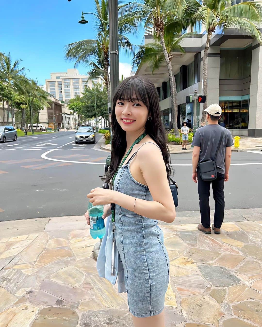 齋藤万莉奈さんのインスタグラム写真 - (齋藤万莉奈Instagram)「2020年振りの海外旅行〜🩵 ずーーーっとこの日を待っていた🥲  ハワイに行ってきたよ𓆉🤍 念願のホヌ！2号機か3号機がいいなあと思ってたら2号機に乗れた☺️ 帰りの機内で母がぬいぐるみを購入🫶🏻笑  ただ外を歩いてるだけでも最高な気分で幸せな1週間だった🌿」5月29日 22時18分 - kupulauawa