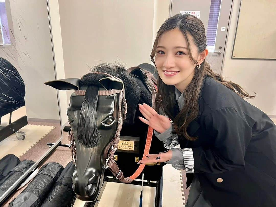 中田花奈さんのインスタグラム写真 - (中田花奈Instagram)「昨日は札幌競馬場で 岡田紗佳さんと一緒に スペシャルトークショー出演させていただきました！  たくさんの方々にご来場いただき ありがとうございます☺️  ほぼ初めての競馬は当たらずでしたが 目の前で岡田さんがしっかり当てて 私まで嬉しくなってしまった☺️  枠色抽選会も当たった皆様ありがとうございます！  一緒にチェキを撮る事もなかなか無いので ご参加いただけて嬉しかったです🥰  競馬楽しかったな〜 始めよう😍   #札幌競馬場  #日本ダービー  #🐴   #jra」5月29日 22時31分 - nakadakana_official