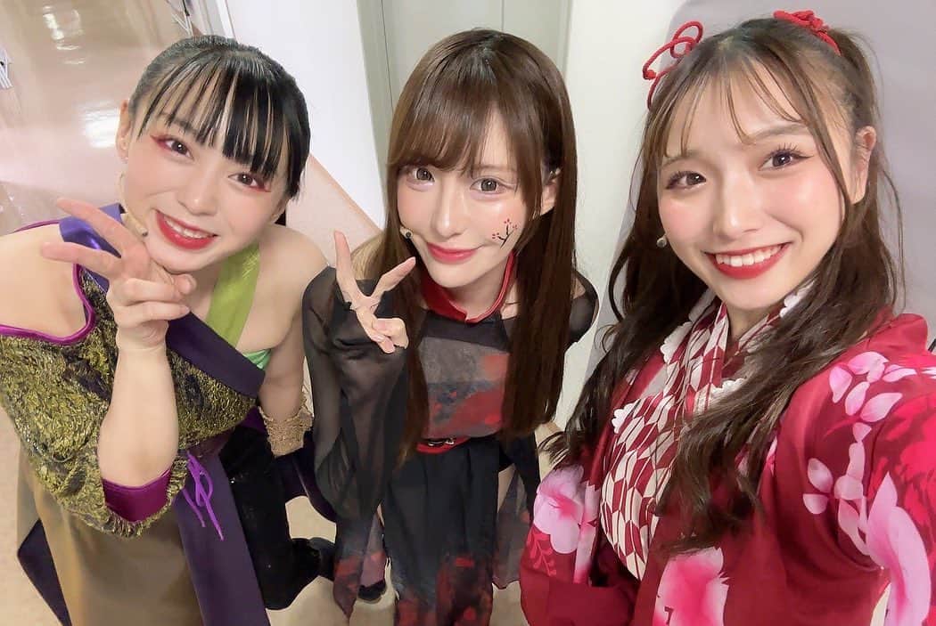 浦えりかのインスタグラム：「前回の魔界の写真☆ 次回の魔界は7.21（金）です。 次の魔界、台詞多めなので頑張って覚えねば。 皆様のお越しをお待ちしております！ チケットや公演の詳細などはTwitterの投稿でトップに固定してあるのでそちらからチェックお願いします！  後ろの2枚は最近作ったカヌレとカレーです🍛 オモコロで見たみくのしんさんのカレーが美味しそうすぎて作ったやつ！ #魔界 #舞台 #プロレス  #カヌレ #手作りカヌレ  #オモコロ #黒カレー」
