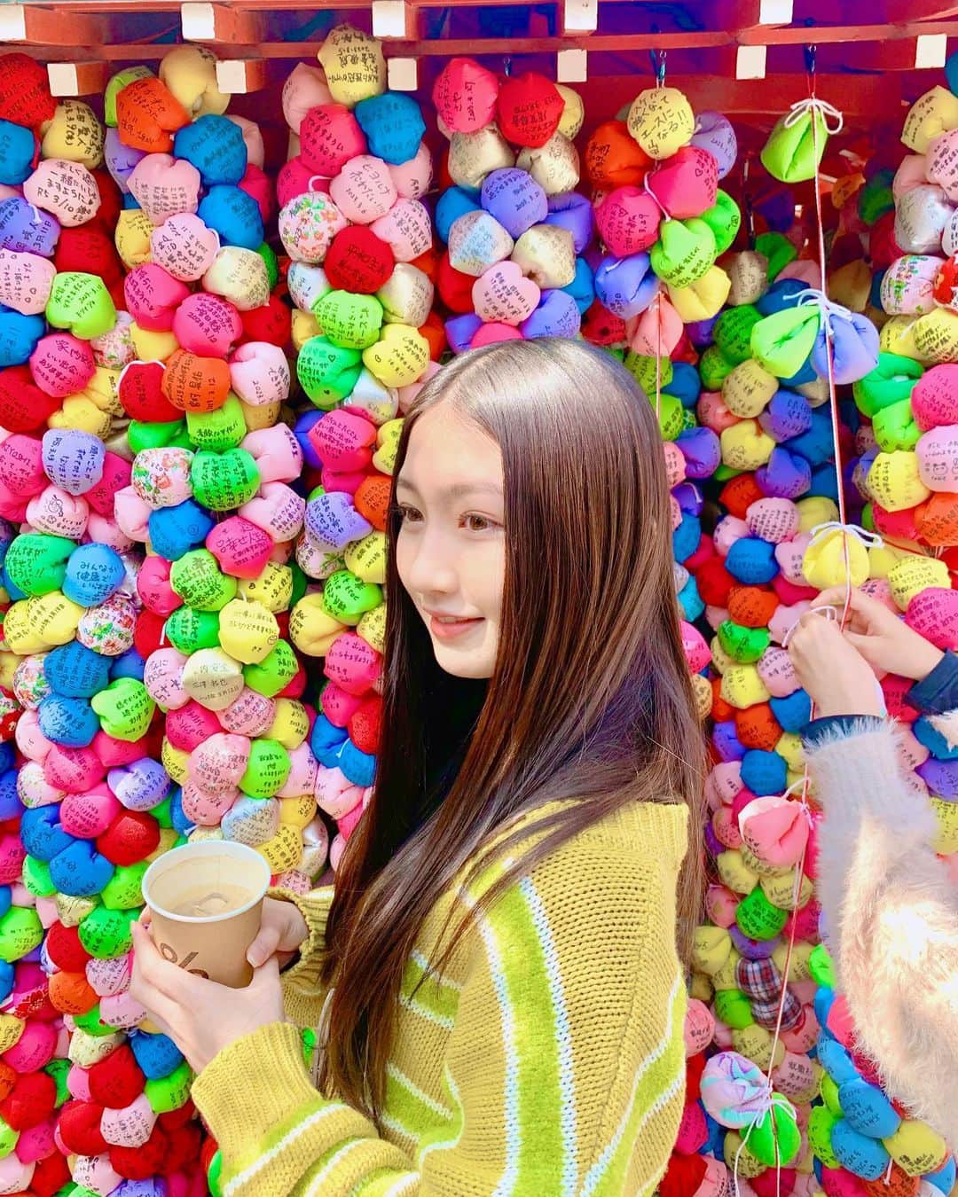 塩月希依音のインスタグラム：「インスタ映えスポット🎞  京都の八坂庚申堂に行ってきたよ𓍯  カラフルで可愛かった❤︎  （隣の方がくくりつけちゅうだったʬʬʬ）  #旅#旅行#観光#観光スポット#日本 #京都#京都旅行#京都観光 #京都旅 #京都府 #八坂庚申堂 #神社#インスタ映え#カラフル#japanesetravel #japanesegirl #travel #kyoto #youtube #ケイト旅」