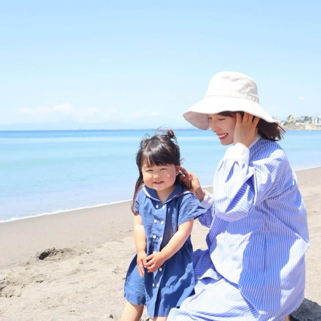 minsayuさんのインスタグラム写真 - (minsayuInstagram)「* 久々の葉山🏝️☀🛥️️🩵✨ 一色海岸は人が少ないし綺麗だし富士山見えるし大好き…ファミリー向け🥹💗 隣の葉山美術館の海がみえるレストランでランチ〜と思ったらえらい行列が…その後も色々なお店に電話を掛けるもどこも予約で一杯で… GWの葉山を舐めていた腹減りの我々を救ってくれた大人気旭屋牛肉店🥩🥹✨ 葉山牛コロッケと店内でバンズも買ってコロッケパンを🤤🍞 サクサクで美味しいです😋 そして私も実は正期産に入り変な所に引越してしまったので（←）歩き過ぎて今にも産まれそうな日々を過ごしています🤰👶 悪阻に苦しみながらの仕事も相当キツかったけど 今回体力おばけの昼寝しない1歳児と過ごす悪阻期の方が厳しかった…誰か私に休憩を…くれ… 4人産み育てている友人がいるけどあとこれを×2回経験してるんだよね…か…神だよね…🥹✨ そんな中パパは今週も出張中…どうする…どうする家康！！！ #このユニクロハットお気に入り #臨月 #やっと4kg増えました」5月29日 22時25分 - minsayu